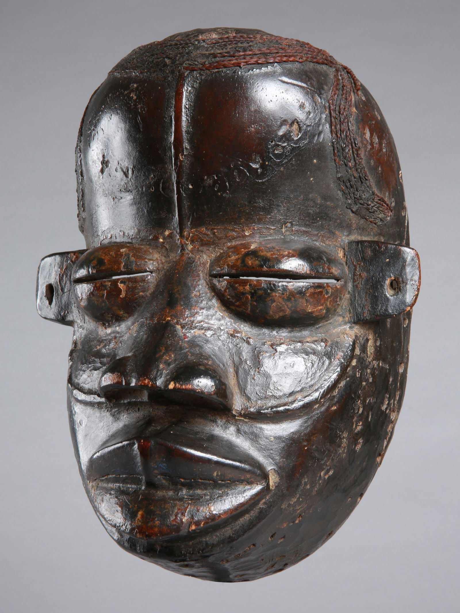 A Wè-Wobé Mask, "sro zri" (1 of 9)