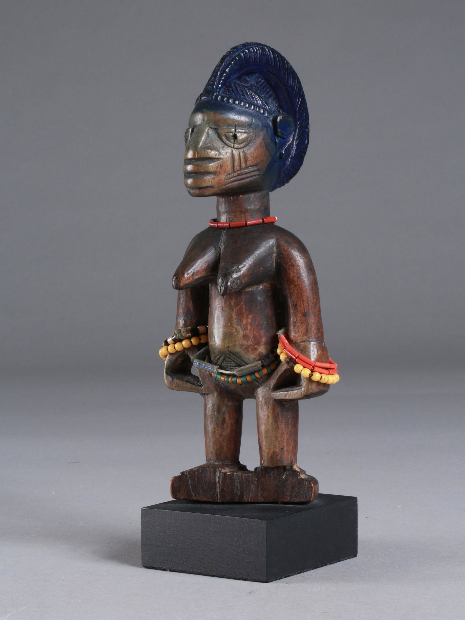 A Yoruba Twin Figure, "ere ibeji": Zwillingsfigur, "ere ibeji" Yoruba, Nigeria Mit Sockel / with base Holz, Glasperlen. H 23 cm. Provenienz: Martin Gross (1922-2017), Biel (erworben am 07.06.1975). Über Zwillinge wurde schon immer ger