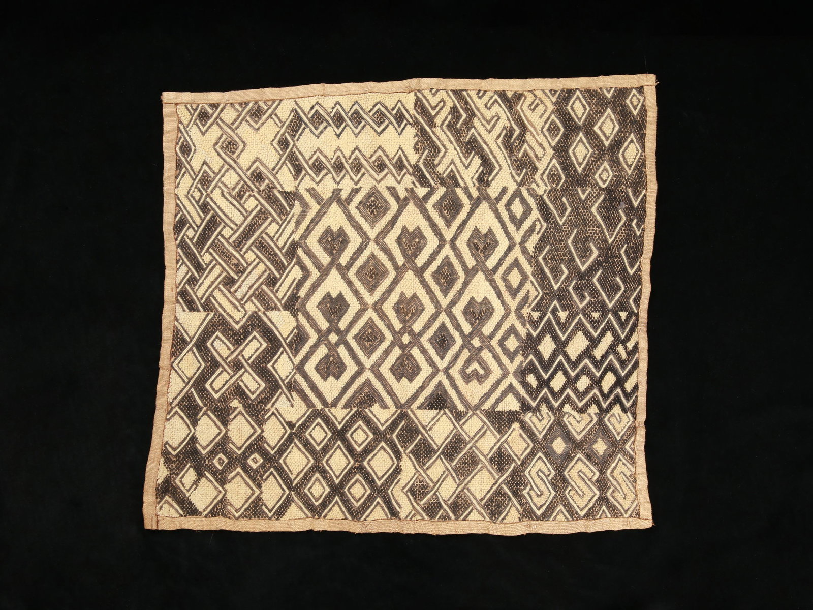 A Kuba Cut-Pile Embroidery Fabric: Raphia-Plüschgewebe Kuba, DR Kongo Ohne Sockel / without base Raphia. H 62 cm. B 55,5 cm. Provenienz: Nachlass Denise David (1928-2011), Zürich. Das Königreich Kuba ist eine Konföderation, die als