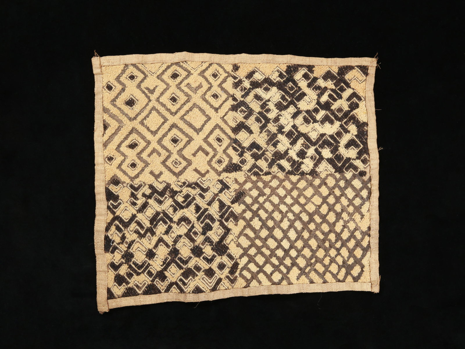 A Kuba Cut-Pile Embroidery Fabric: Raphia-Plüschgewebe Kuba, DR Kongo Ohne Sockel / without base Raphia. H 44 cm. B 50,5 cm. Provenienz: Nachlass Denise David (1928-2011), Zürich. Das Königreich Kuba ist eine Konföderation, die als