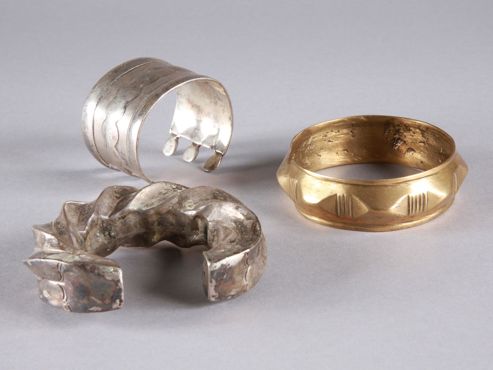 3 Westafrican Bangles: 3 Armreife Westafrika Ohne Sockel / without base Metall. Ø 5,5 - 7 cm. Provenienz: Peter Stettler (1939-1998) und Erica Stettler-Schnell (geb. 1940). Seit jeher begleitet und fasziniert Schmuck in ve