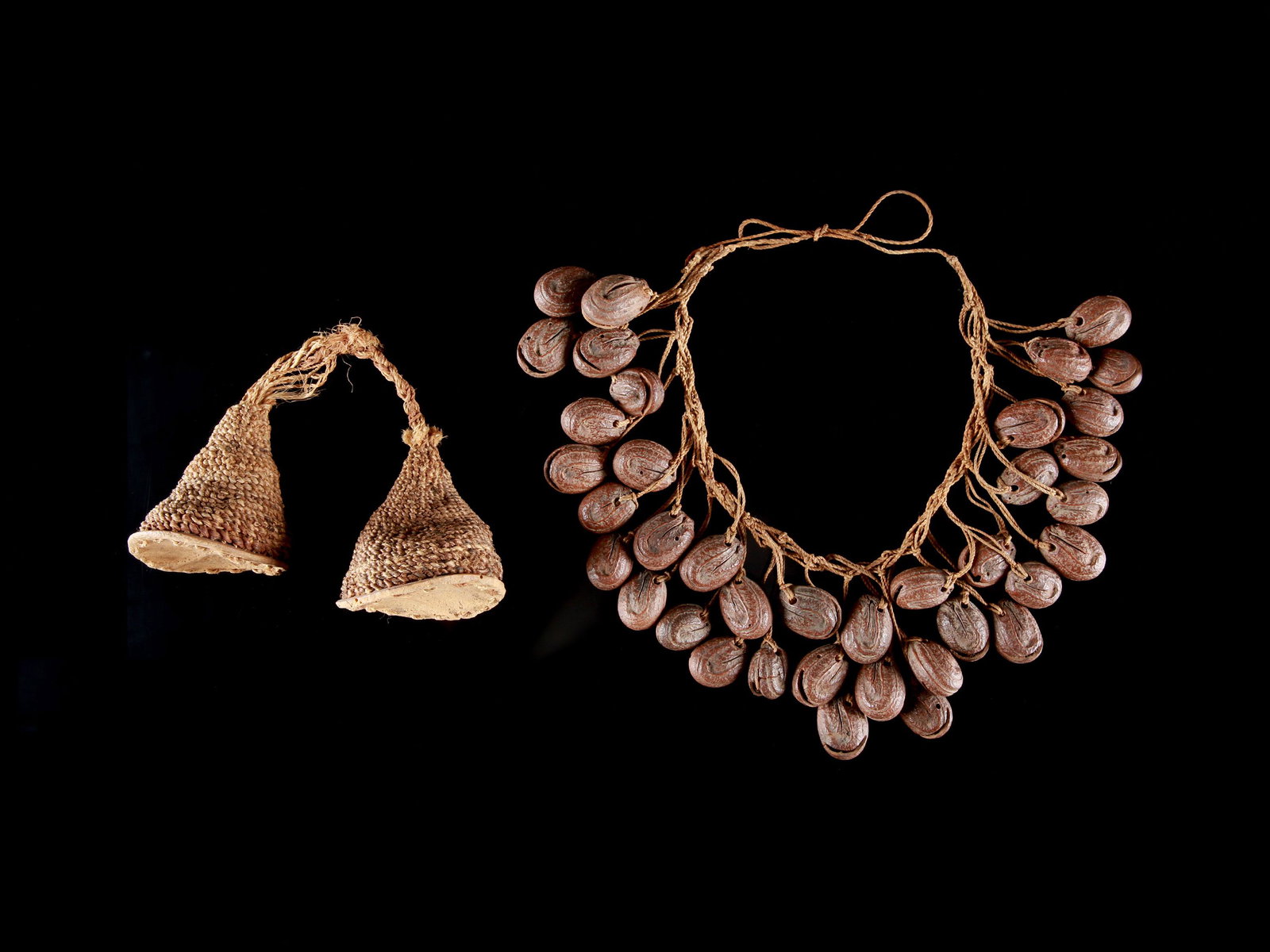 2 Cameroonian Rattle-Instruments, "tchetche": 2 Rassel-Instrumente, "tchetche" Kamerun Ohne Sockel / without base Weiden, Samenkapseln. L 35 - 66 cm. Provenienz: Peter Stettler (1939-1998) und Erica Stettler-Schnell (geb. 1940). Musikinstrumente,
