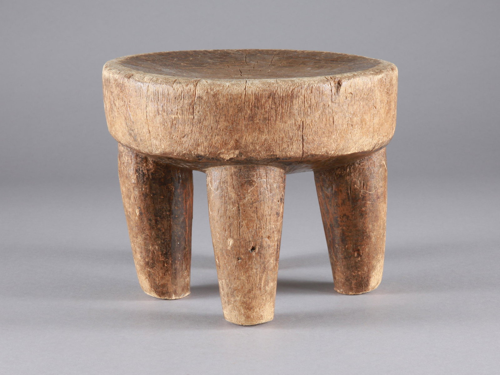 A Senufo Seat: Sitz Senufo, Côte d’Ivoire Ohne Sockel / without base Holz. H 19 cm. Ø 22 cm. Provenienz: Kurt Hösli-Brutschin (1928-2006), Basel. Die Verbindung von Nützlichem und Schönem wird insbesondere be