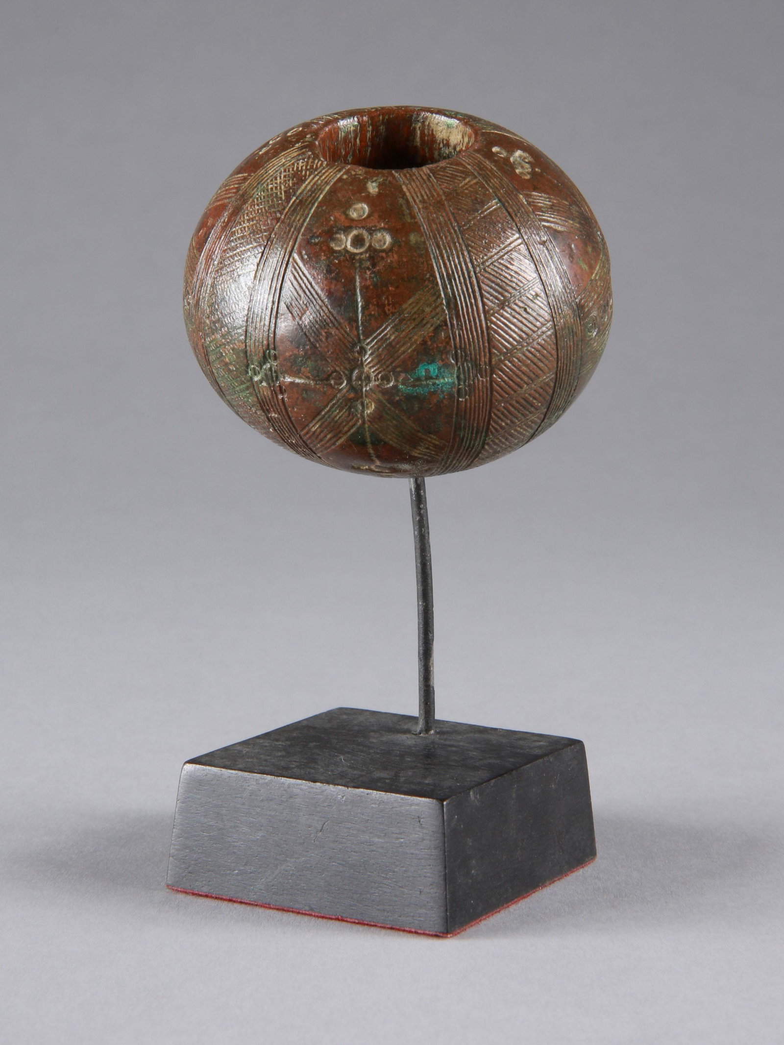 A Gurma Currency Ring: Ring, vormünzliches Zahlungsmittel Gurma, Burkina Faso Mit Sockel / with base Kupfer. H 4,5 cm. B 5,5 cm. Provenienz: Nachlass René David (1928-2015), Zürich. Ausgestellt: Musée International du G