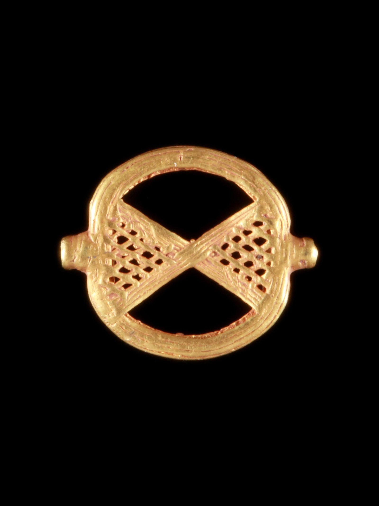 An Asante Jewellery Piece: Schmuckstück, Collierteil Asante, Ghana Ohne Sockel / without base Goldlegierung in hohem Feingehalt. H 1,5 cm. B 2 cm. Provenienz: Nachlass Denise David (1928-2011), Zürich. Dem wertvollen Edelmeta