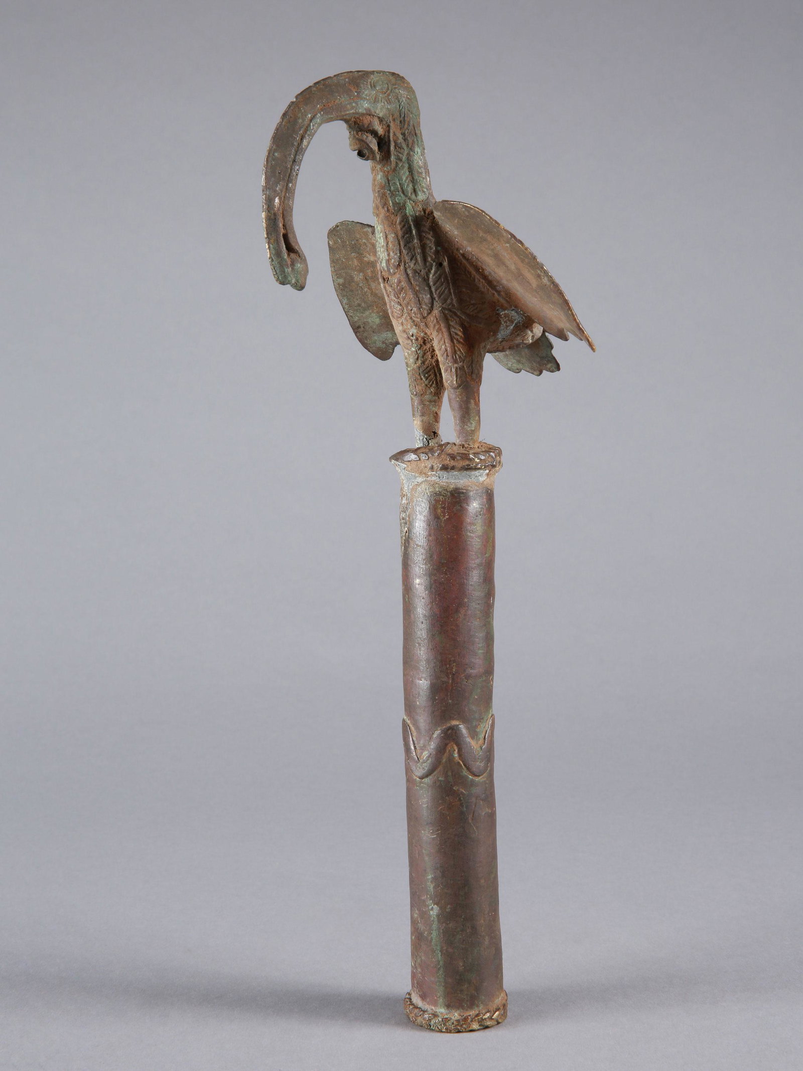 An Edo Idiophone, "ahianmwen-oro": Idiophon, "ahianmwen-oro" Edo, Nigeria Ohne Sockel / without base Gelbguss. H 29 cm. Provenienz: Andreas Vontobel (1931-2011), Waltalingen. Gongschlegel mit Prophetenvogel. Weiterführende Literatur: 
