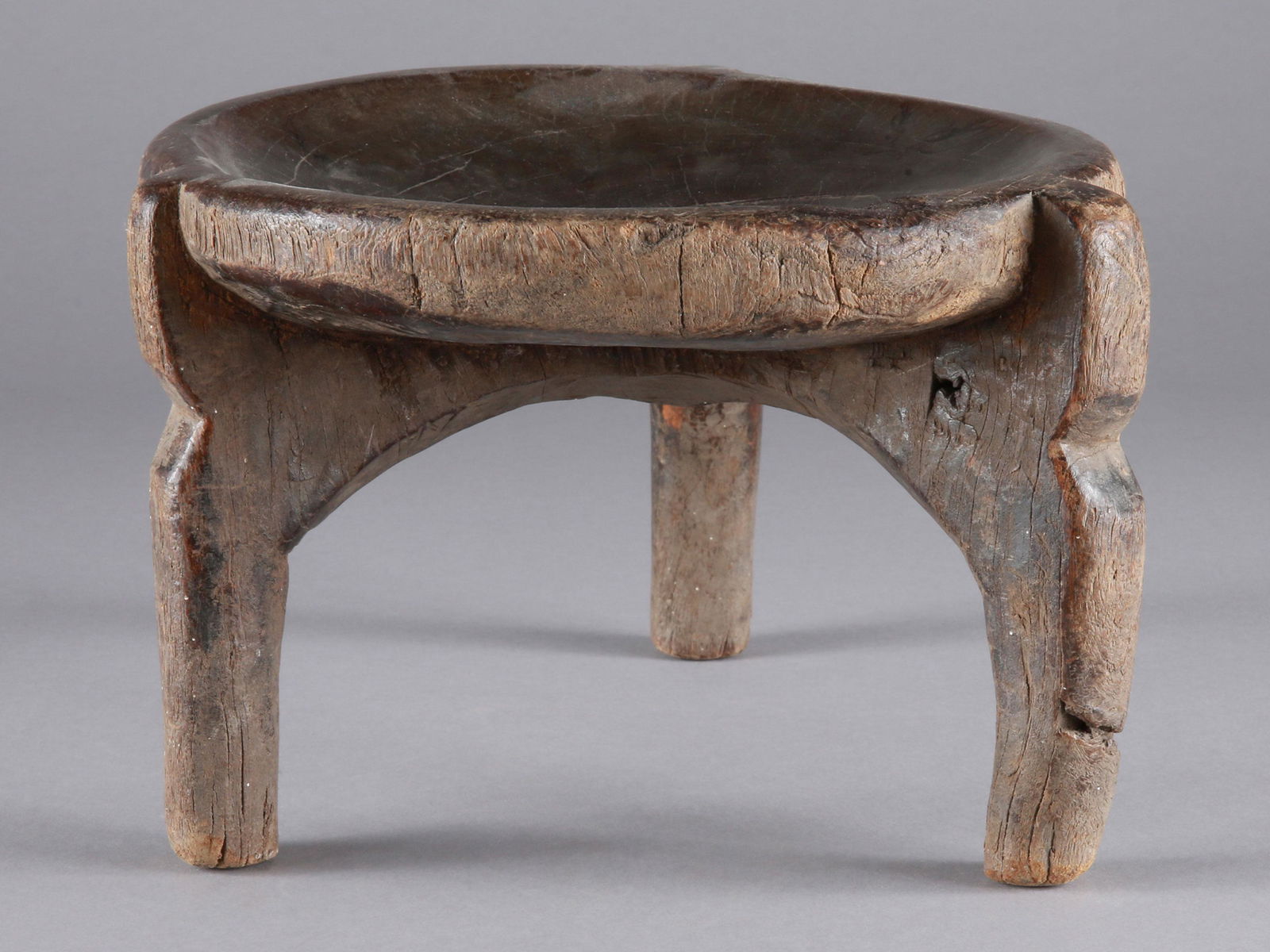 A Hehe Seat: Sitz Hehe, Tansania Ohne Sockel / without base Holz. H 17,5 cm. B 25 cm. Provenienz: Kurt Hösli-Brutschin (1928-2006), Basel. Die Verbindung von Nützlichem und Schönem wird insbesondere bei den kü