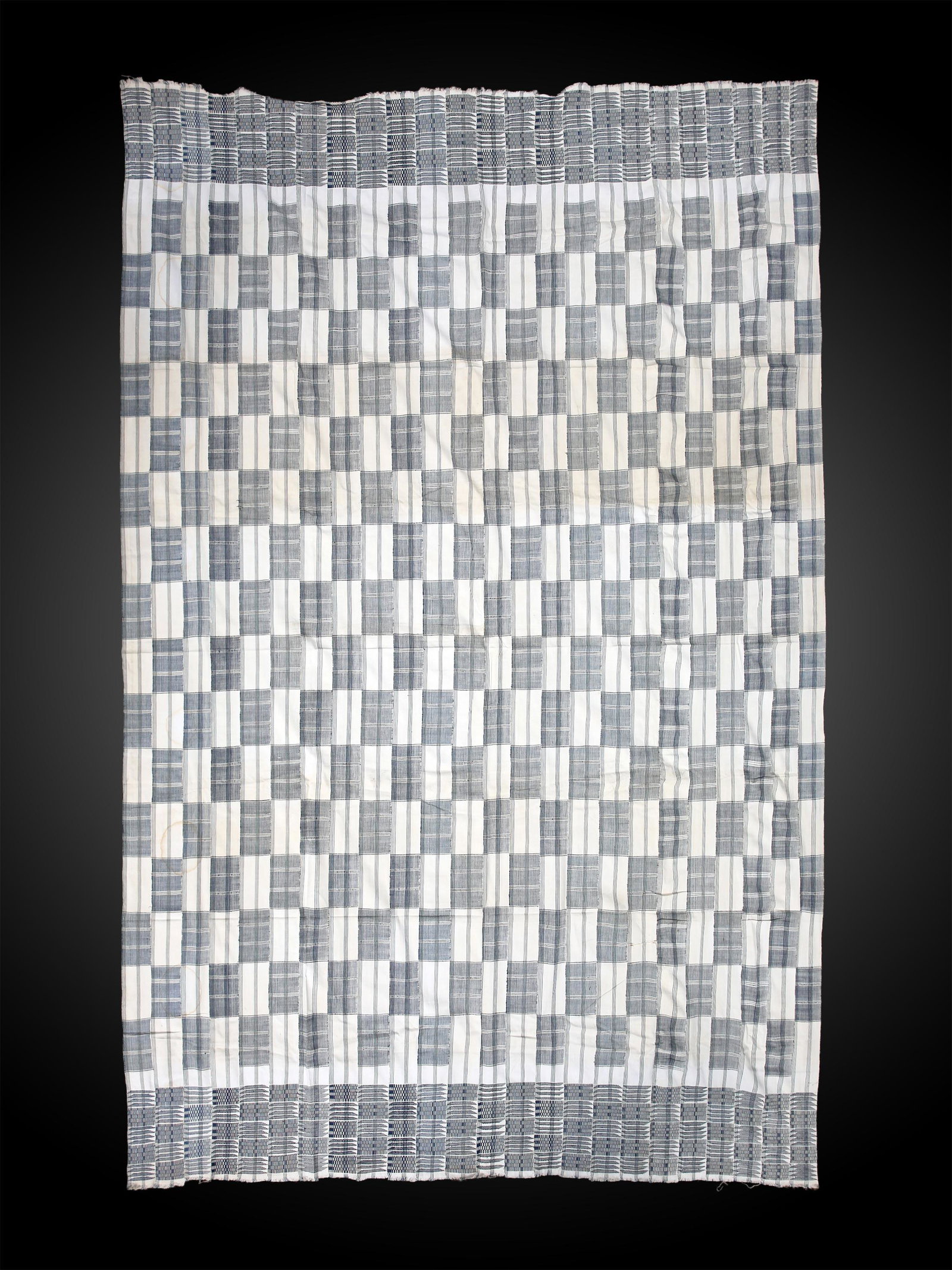 An Asante Cloth, "kente": Wickelgewand, "kente" Asante, Ghana Ohne Sockel / without base Baumwolle. B 210 cm. L 315 cm. Provenienz: Galerie Walu, Zürich. Die sogenannten Kente sind Wickeltücher, die in Ghana und Togo hergest