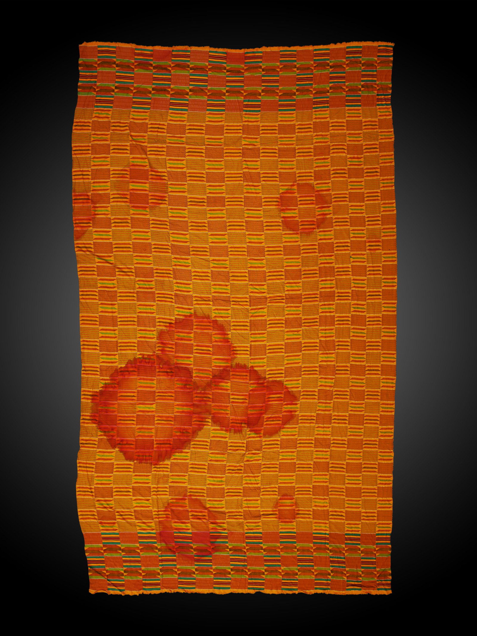 An Asante Cloth, "kente": Wickelgewand, "kente" Asante, Ghana Ohne Sockel / without base Baumwolle und Seide. B 215 cm. L 340 cm. Provenienz: Nachlass Denise David (1928-2011), Zürich. Die sogenannten Kente sind Wickeltücher