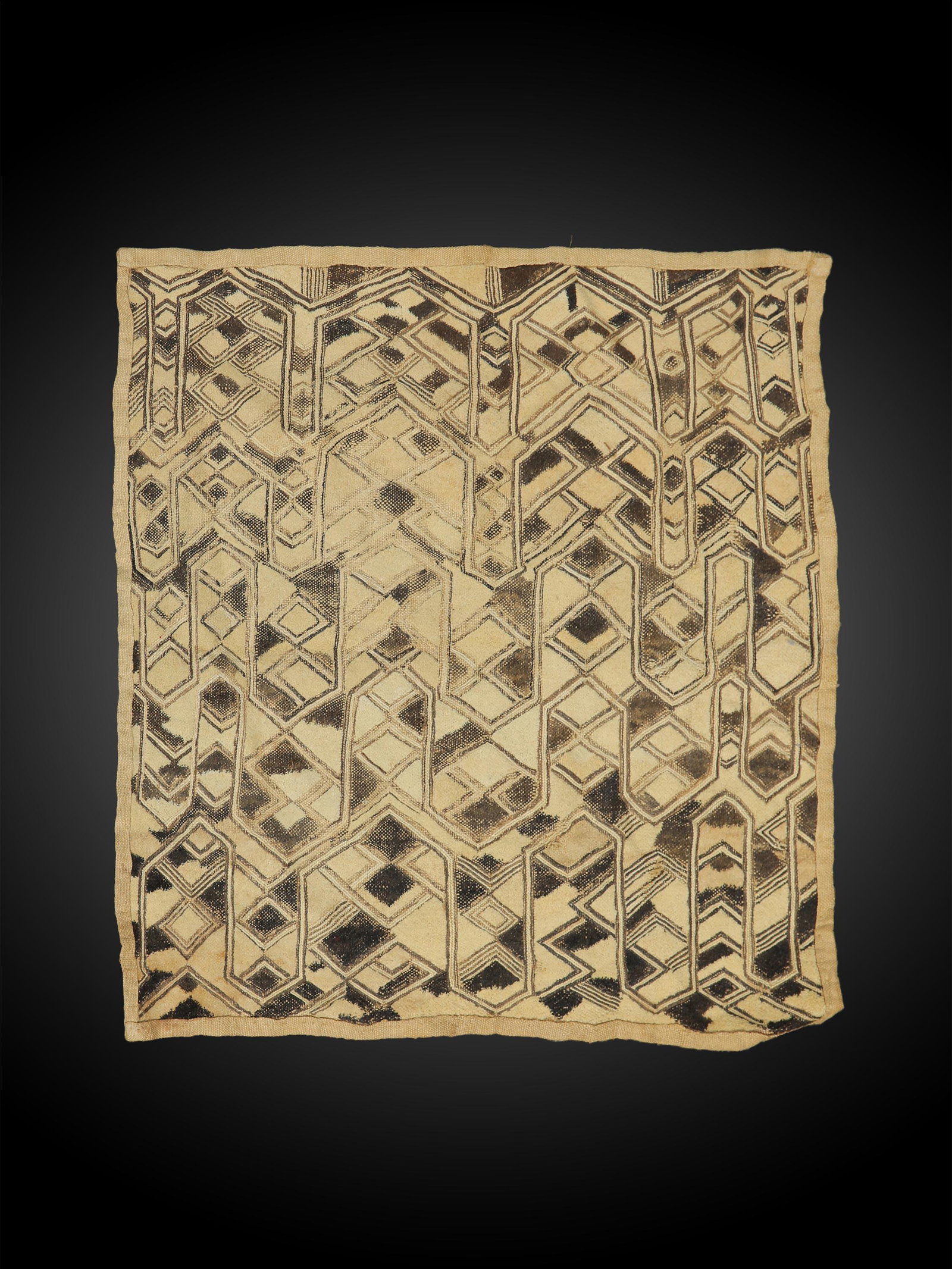 A Kuba Cut-Pile Embroidery Fabric: Raphia-Plüschgewebe Kuba, DR Kongo Ohne Sockel / without base Raphia. B 57 cm. L 58 cm. Provenienz: Nachlass Denise David (1928-2011), Zürich. Das Königreich Kuba ist eine Konföderation, die als p