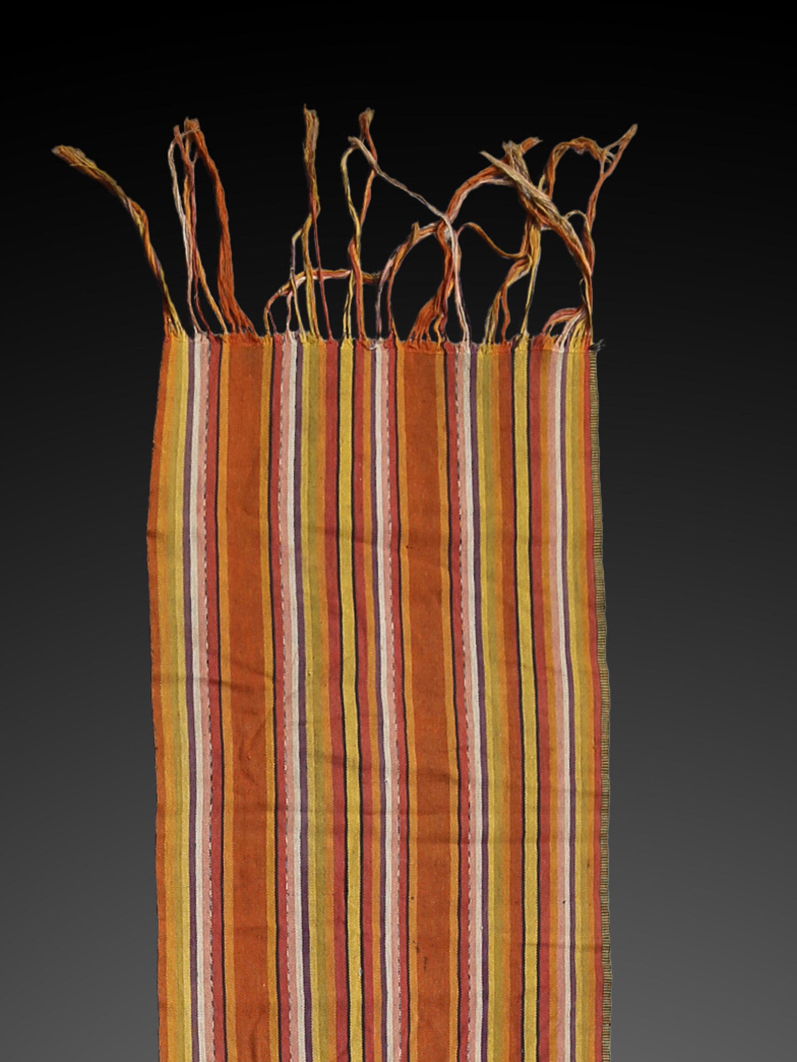 A Nepalese (?) Scarf: Schal Nepal / Tibet (?) Ohne Sockel / without base H 206 cm. B 64 cm. Provenienz: Sammlung Peter Stettler (1939-1998) und Erica Stettler-Schnell (1940-2019). Die Sammlung aussereuropäischer Kunst von