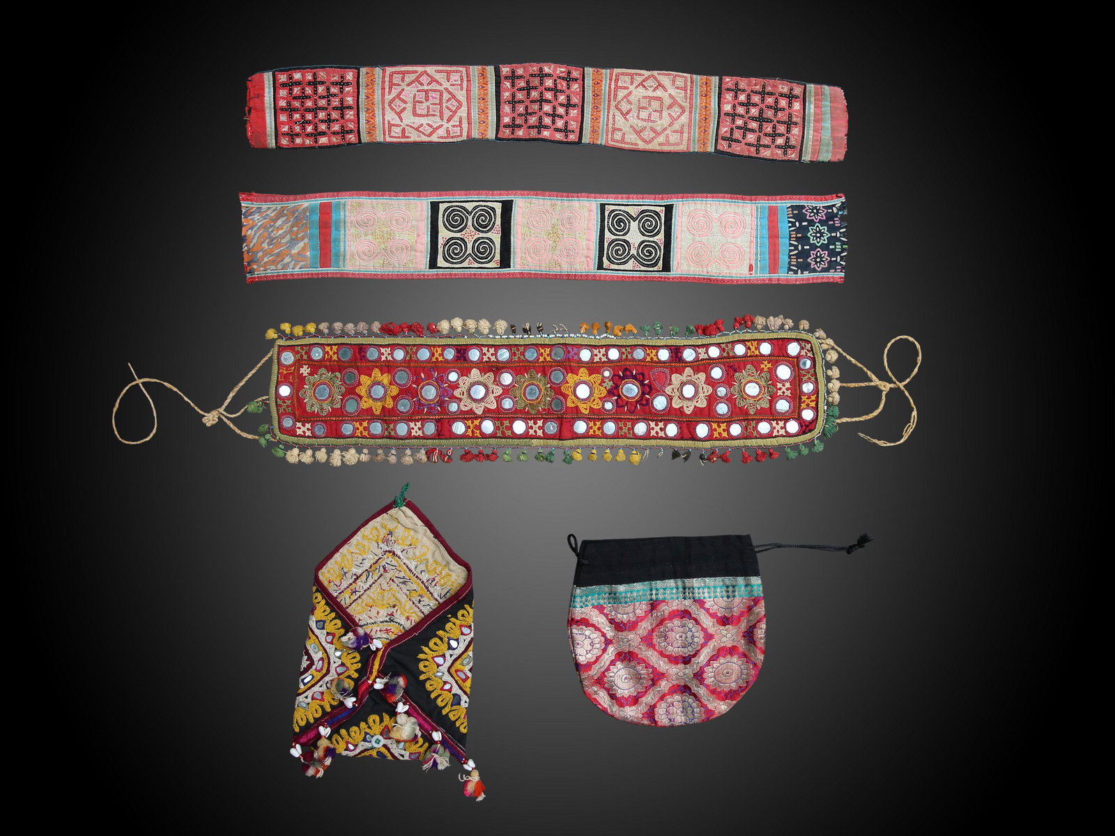 3 Belts and two Pouches: 3 Gürtel und zwei Beutel Indien, Afghanistan, Pakistan Ohne Sockel / without base H 18 - 58 cm. B 8 - 19 cm. Provenienz: Sammlung Peter Stettler (1939-1998) und Erica Stettler-Schnell (1940-2019). Di