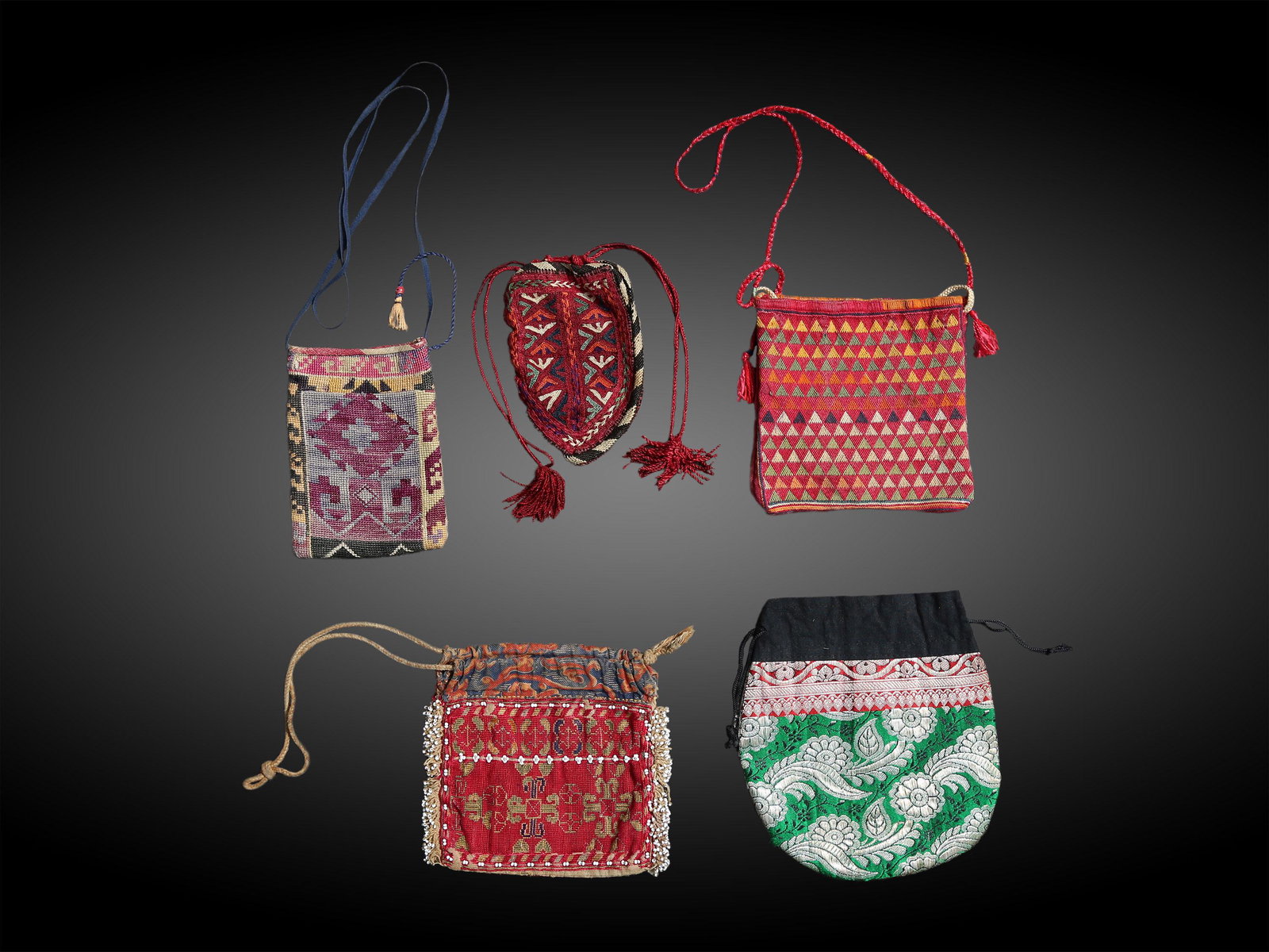 5 Wallets and Jewelry Bags: 5 Beutel Pakistan / Afghanistan / Indien Ohne Sockel / without base L 14 - 18,5 cm. Provenienz: Sammlung Peter Stettler (1939-1998) und Erica Stettler-Schnell (1940-2019). Die Sammlung aussereuropäis