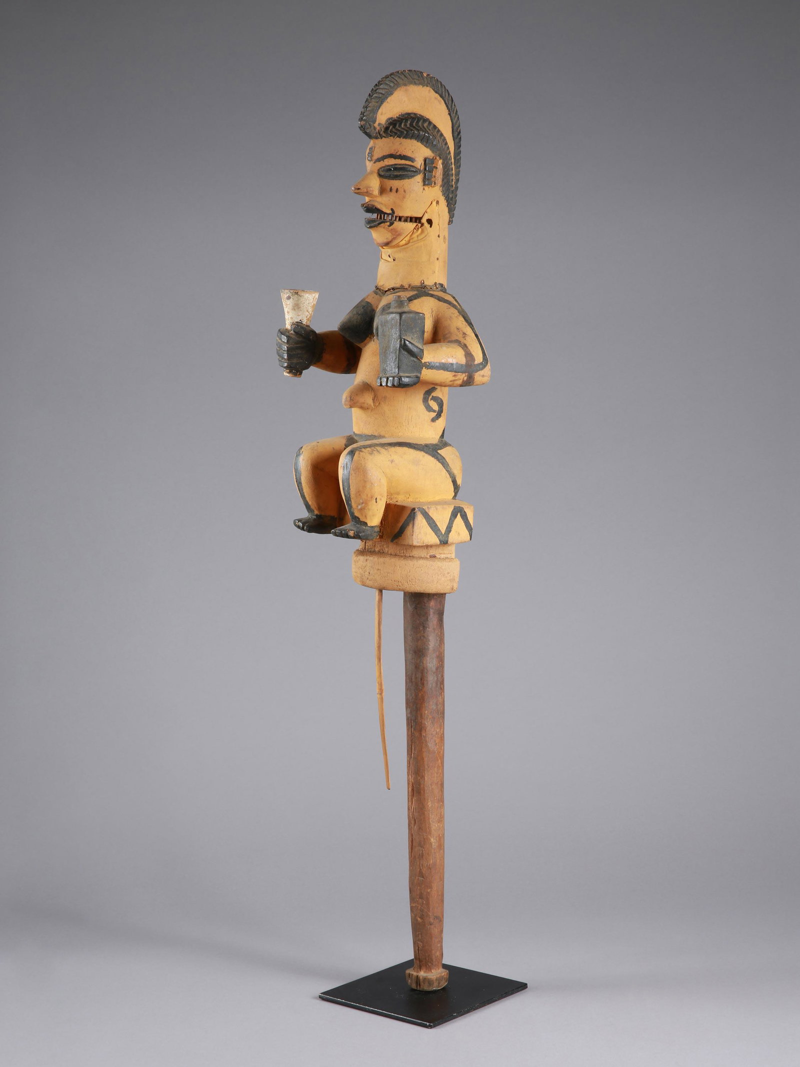An Ogoni Marionette: Marionette Ogoni, Nigeria Mit Sockel / with base Holz, Textil. H 90 cm. Provenienz: Galerie Walu, Zürich. Publiziert: - David, Jean (2002). Ogoni. Zürich: Galerie Walu, S. 63. - Antiques Magazine, 2