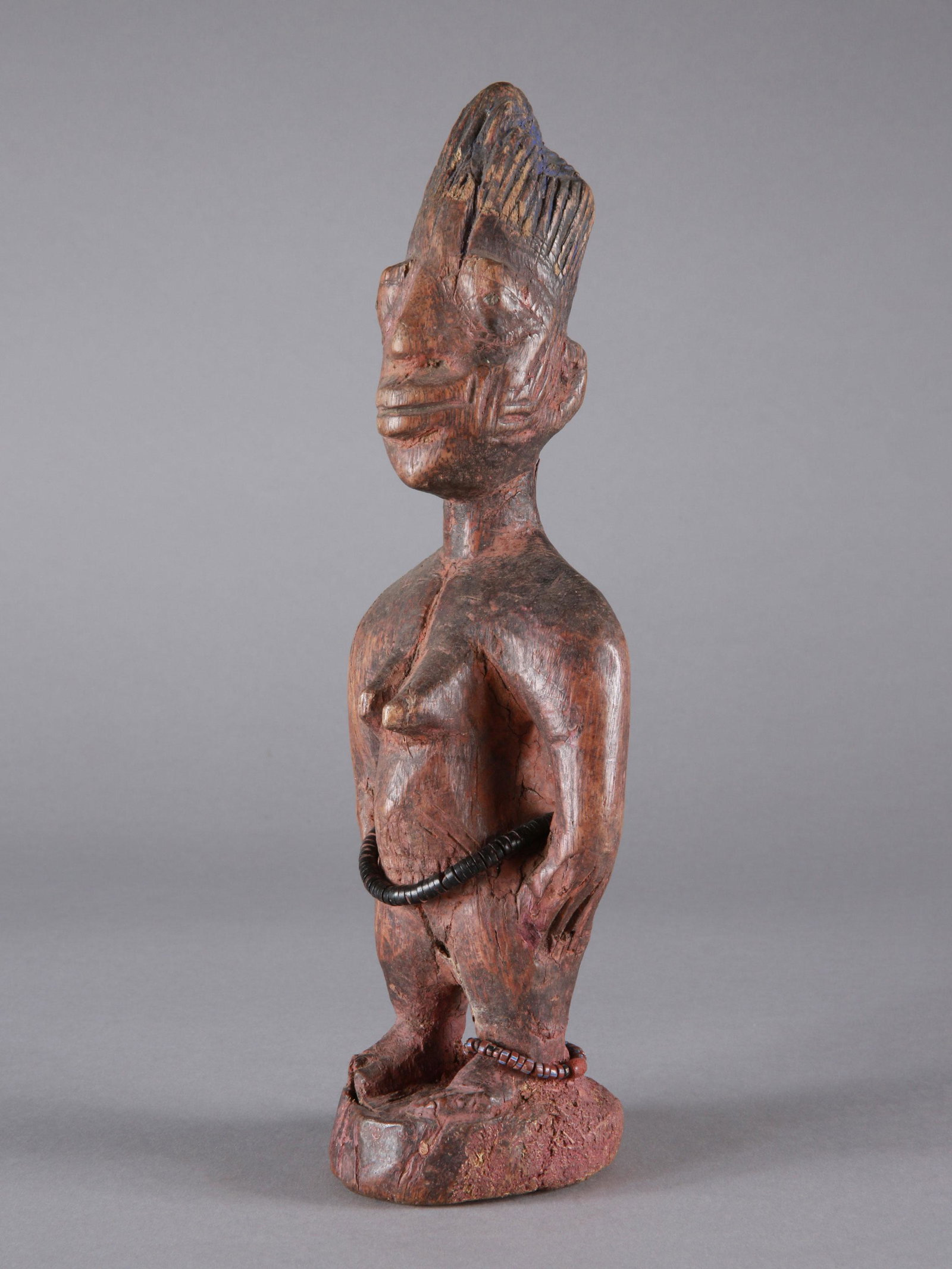 A Yoruba Twin Figure, "ere ibeji": Zwillingsfigur, "ere ibeji" Yoruba, Nigeria Ohne Sockel / without base Holz, Glasperlen, Kokosnussscheiben. H 29 cm. Provenienz: Andreas Vontobel (1931-2011), Waltalingen. Über Zwillinge wurde schon 