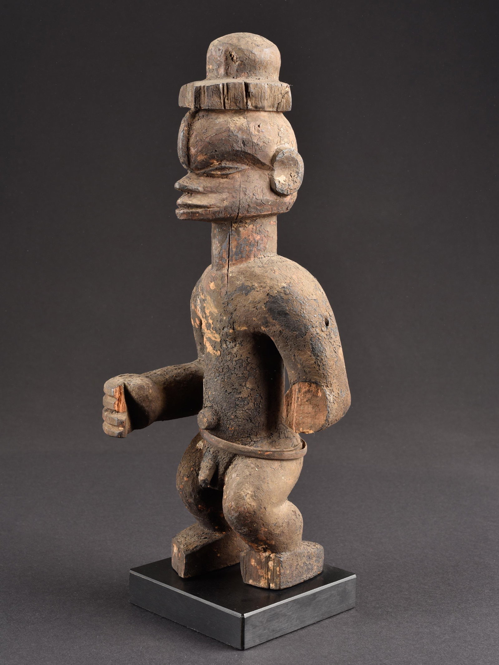 An Ibibio Figure: Figur Ibibio, Nigeria Mit Sockel / with base Holz. H 35,5 cm. Provenienz: Helmut und Marianne Zimmer, Zürich. Im den Gebieten Zentral-Nigerias, entlang des Benue- und Niger-Flusses gehen die Formensp