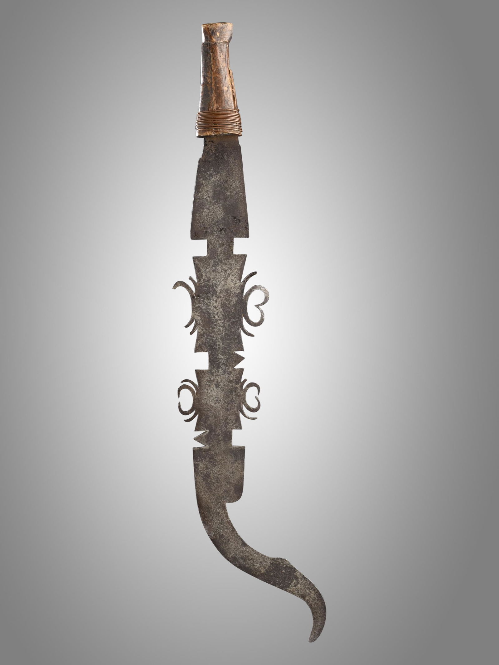 A Sengele Knife: Zeremonialschwert Sengele, Lia, DR Kongo Ohne Sockel / without base Eisen, Holz, Kupfer. L 43 cm. Provenienz: Helmut und Marianne Zimmer, Zürich. Zeremonialwaffen zeichnen sich durch sorgfältige Her