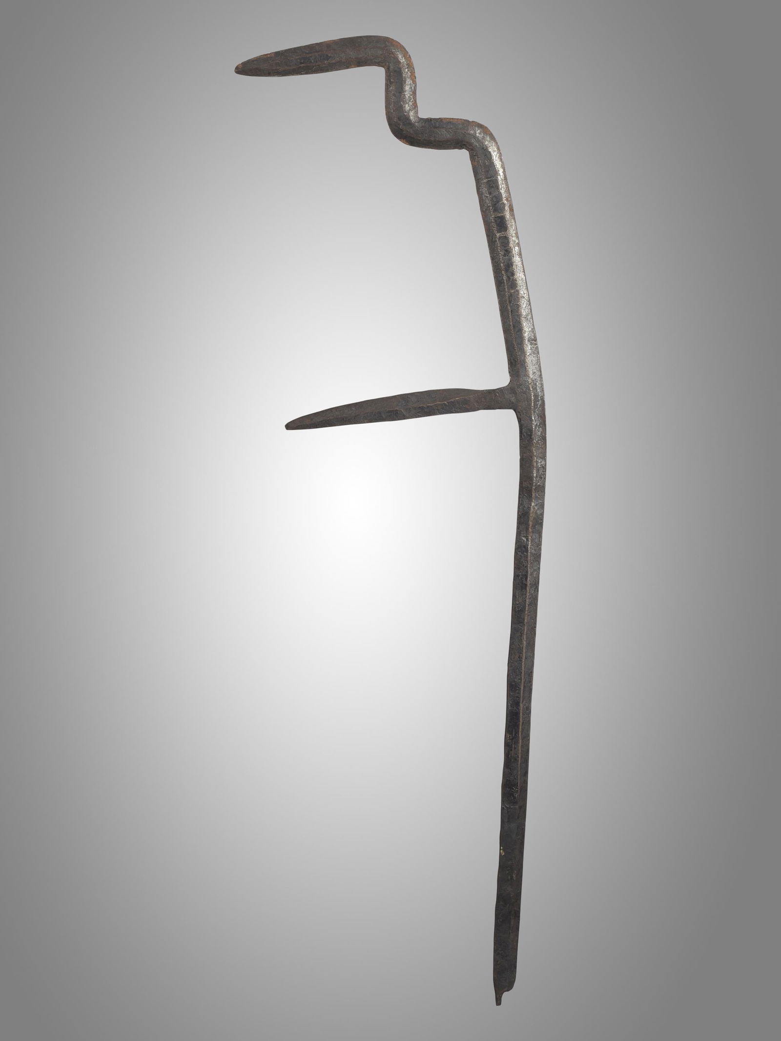 A Laka Throwing Knife: Wurfeisen Laka, Musseye, Marba, Sudan Ohne Sockel / without base Eisen. H 73 cm. Provenienz: Helmut und Marianne Zimmer, Zürich. Zeremonialwaffen zeichnen sich durch sorgfältige Herstellung und deko