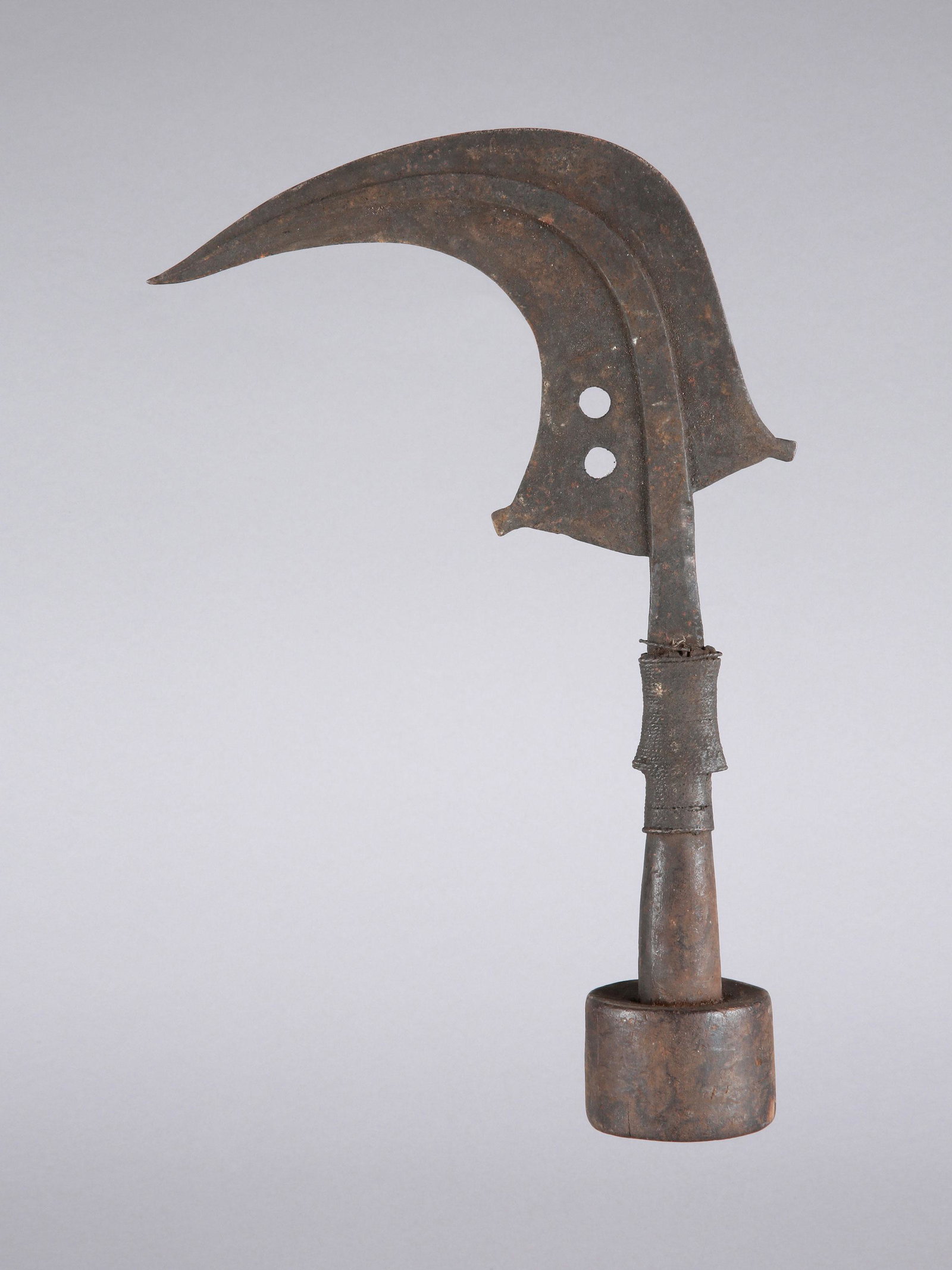A Mangbetu Sickle Blade Knife, "trumbash": Sichelförmiges Messer, "trumbasch" Mangbetu, DR Kongo Ohne Sockel / without base Eisen, Holz. L 37 cm. Provenienz: Schweizer Privatsammlung, Zürich. Zeremonialwaffen zeichnen sich durch sorgfältige