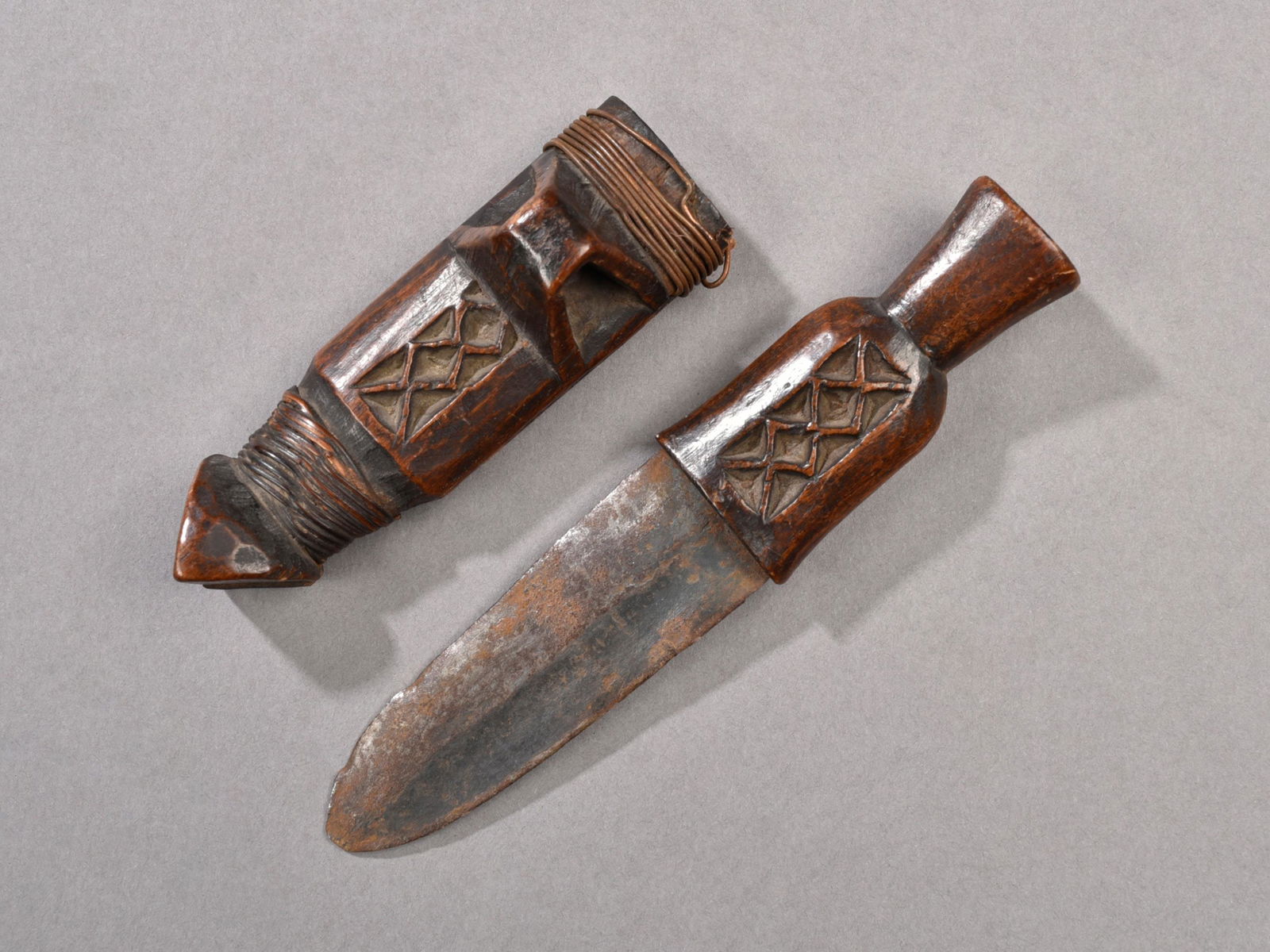 A Shona Dagger with Sheath, "bakatwa" (1 of 4)