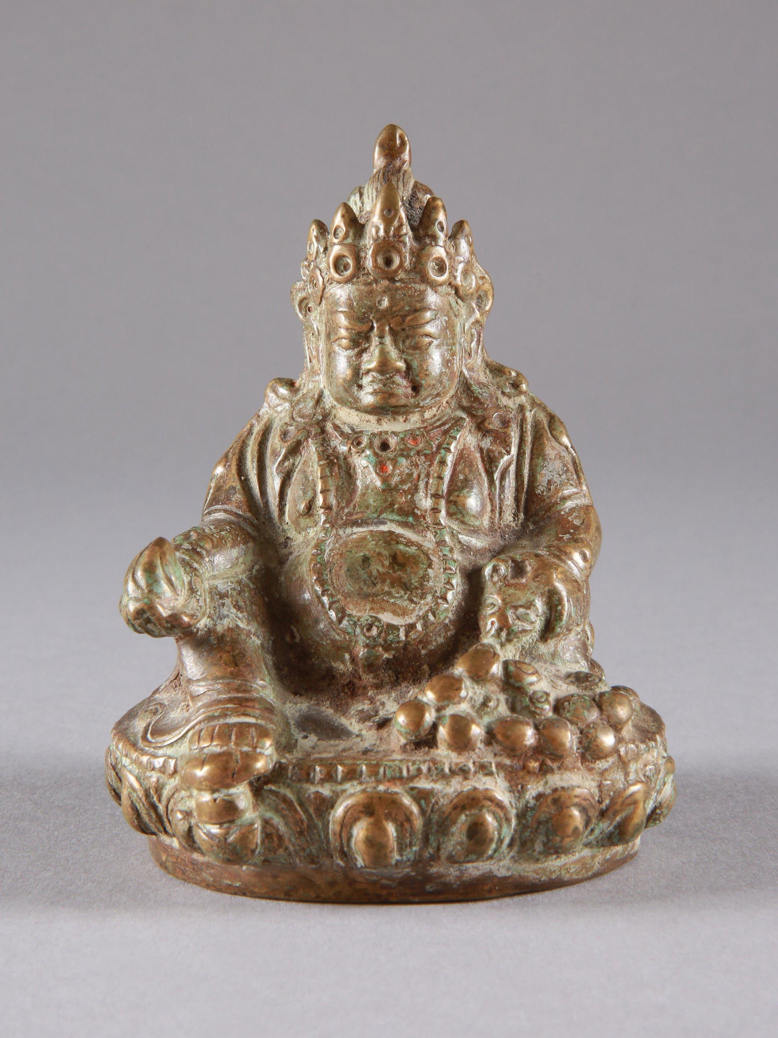 A Nepalese seated Buddha: Sitzender Buddha Nepal Ohne Sockel / without base Bronze. H 9,5 cm. Provenienz: Adolf Burkhardt (1935-2002), Bern. CHF 300 / 600 EUR 258 / 516