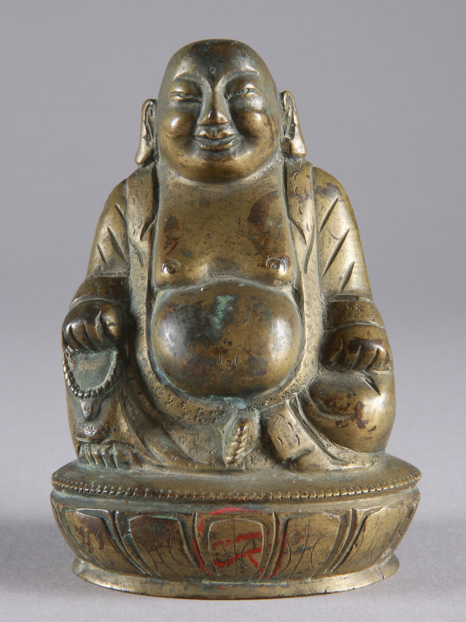 A Chinese seated Buddha: Sitzender Buddha China Ohne Sockel / without base Bronze. H 11 cm. Provenienz: Adolf Burkhardt (1935-2002), Bern. CHF 100 / 200 EUR 86 / 172