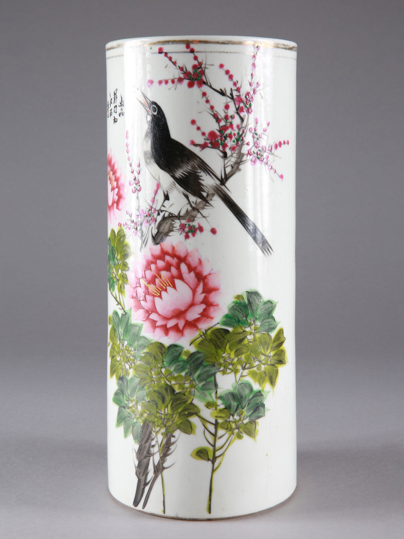 A Chinese Vase: Vase China Ohne Sockel / without base Keramik. H 28 cm. Ø 12,5 cm. Provenienz: Schweizer Privatsammlung, zwischen 1943-1960 vor Ort erworben. CHF 100 / 200 EUR 86 / 172