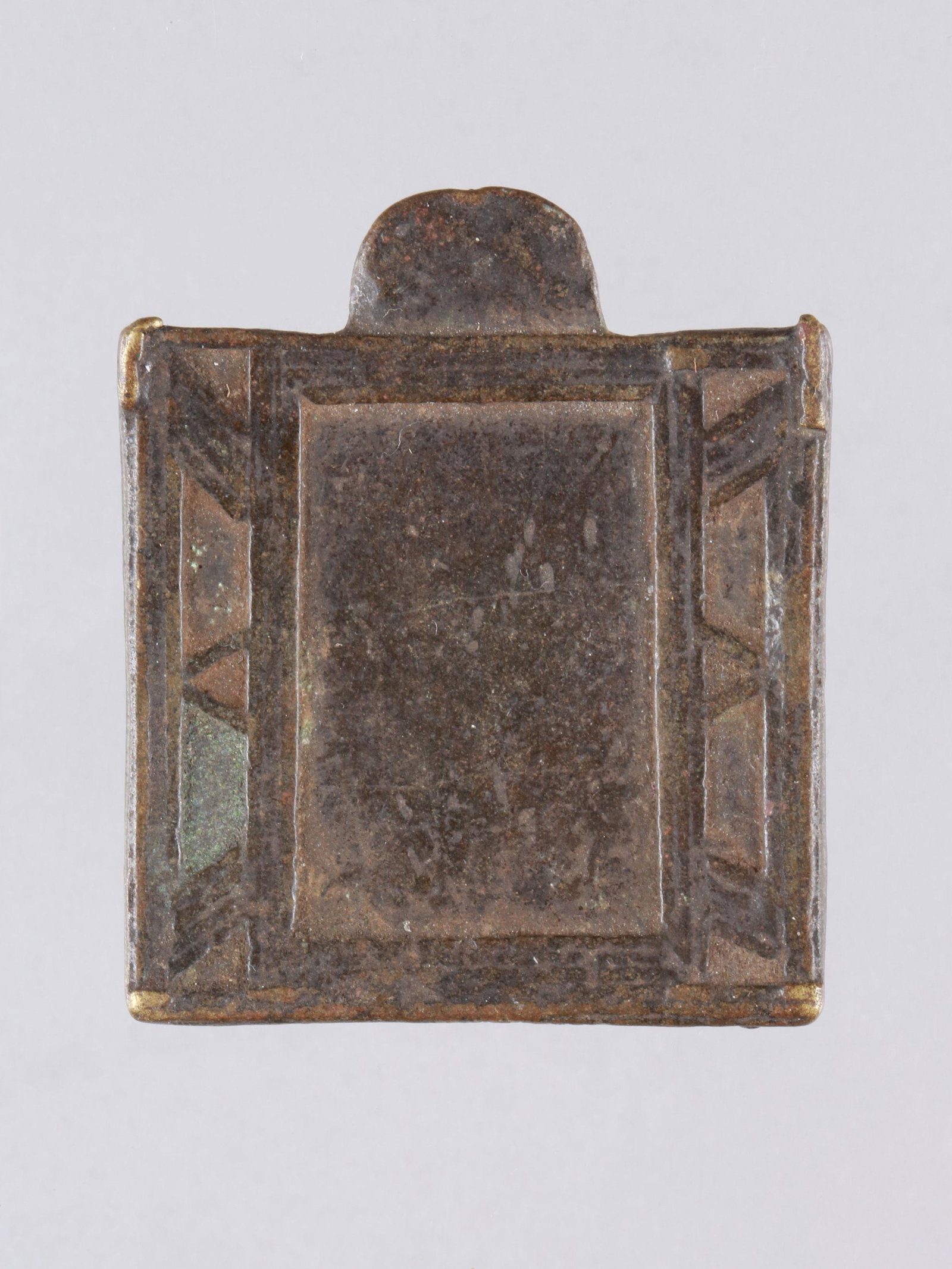 An Amulet: Amulett Burkina Faso Ohne Sockel / without base Kupferlegierung. H 6 cm. B 5 cm. Provenienz: René David (1928-2015), Zürich. Ausgestellt: Musée International du Golfe de Guinée, Togo (2005-2011). 