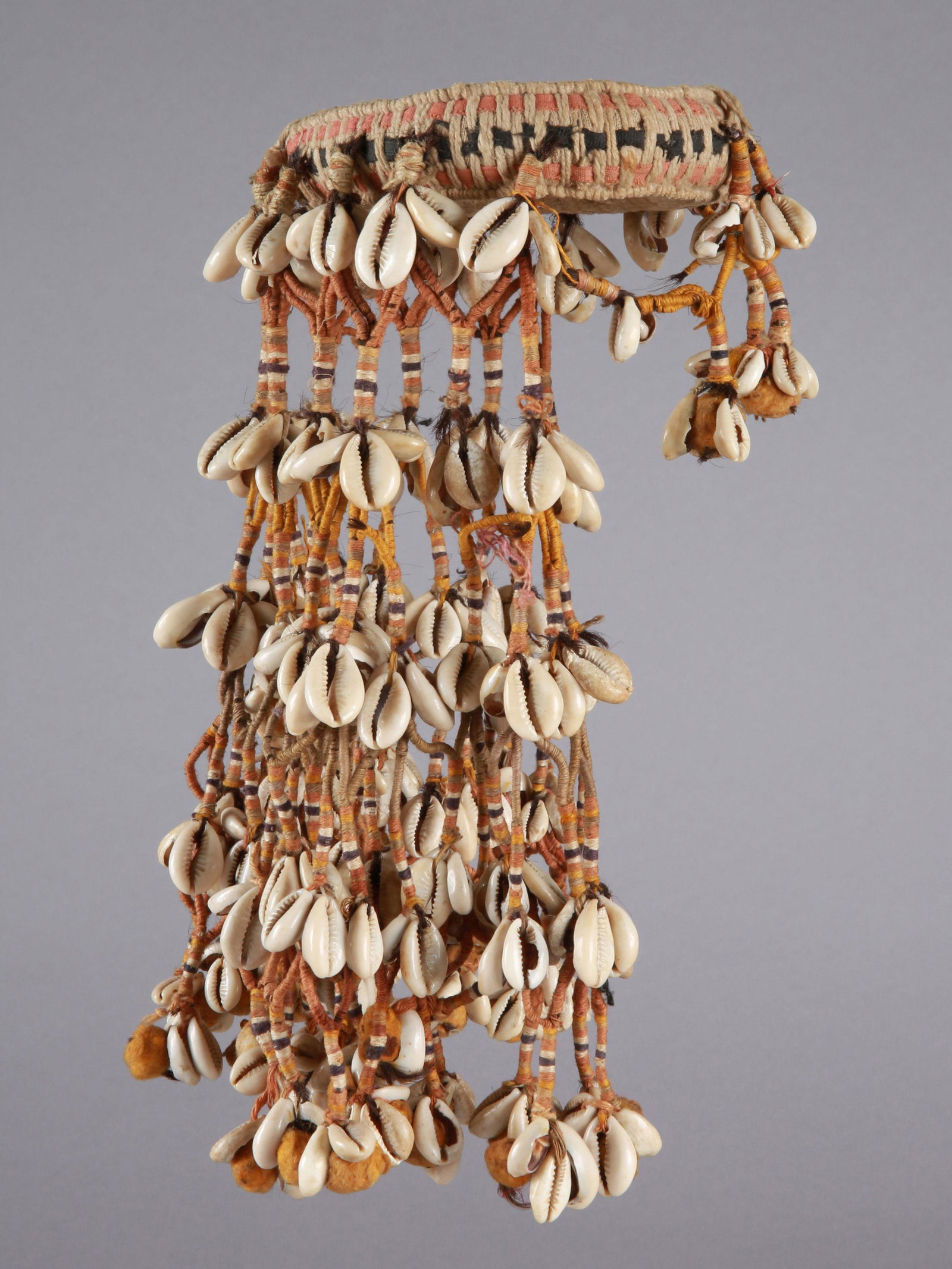 Head protection / Carrying Aid: Kopfschutz / Tragehilfe Mali Ohne Sockel / without base Schnur, Kaurischneckenl. H 23 cm. Ø 11 cm. Provenienz: René David (1928-2015), Zürich. Ausgestellt: Musée International du Golfe de Guinée,