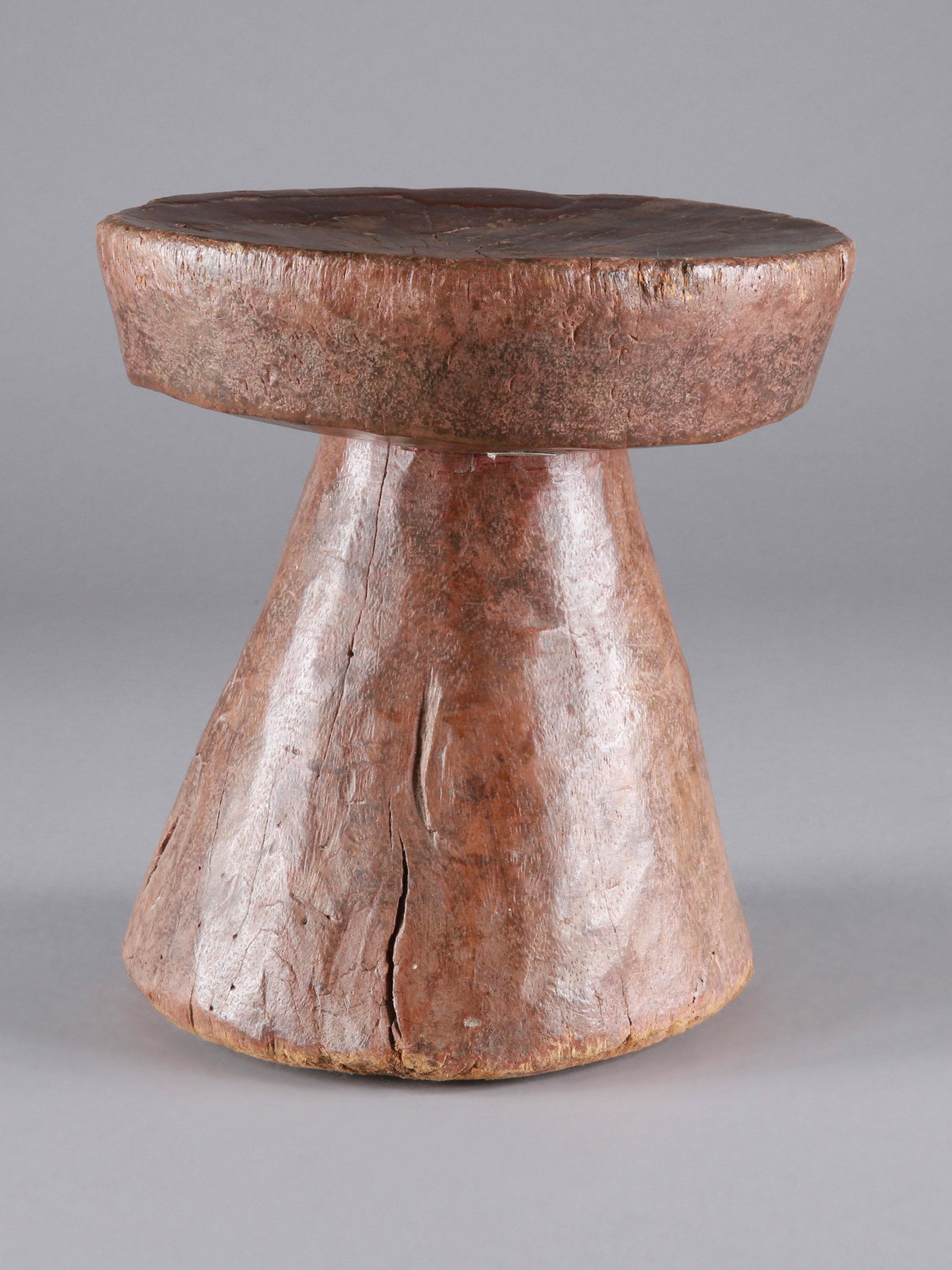 A Malinke Seat: Sitz Malinke, Guinea / Mali Ohne Sockel / without base Holz. H 22 cm. Ø 20 cm. Provenienz: Kurt Hösli-Brutschin (1928-2006), Basel. Die Verbindung von Nützlichem und Schönem wird insbesondere bei 