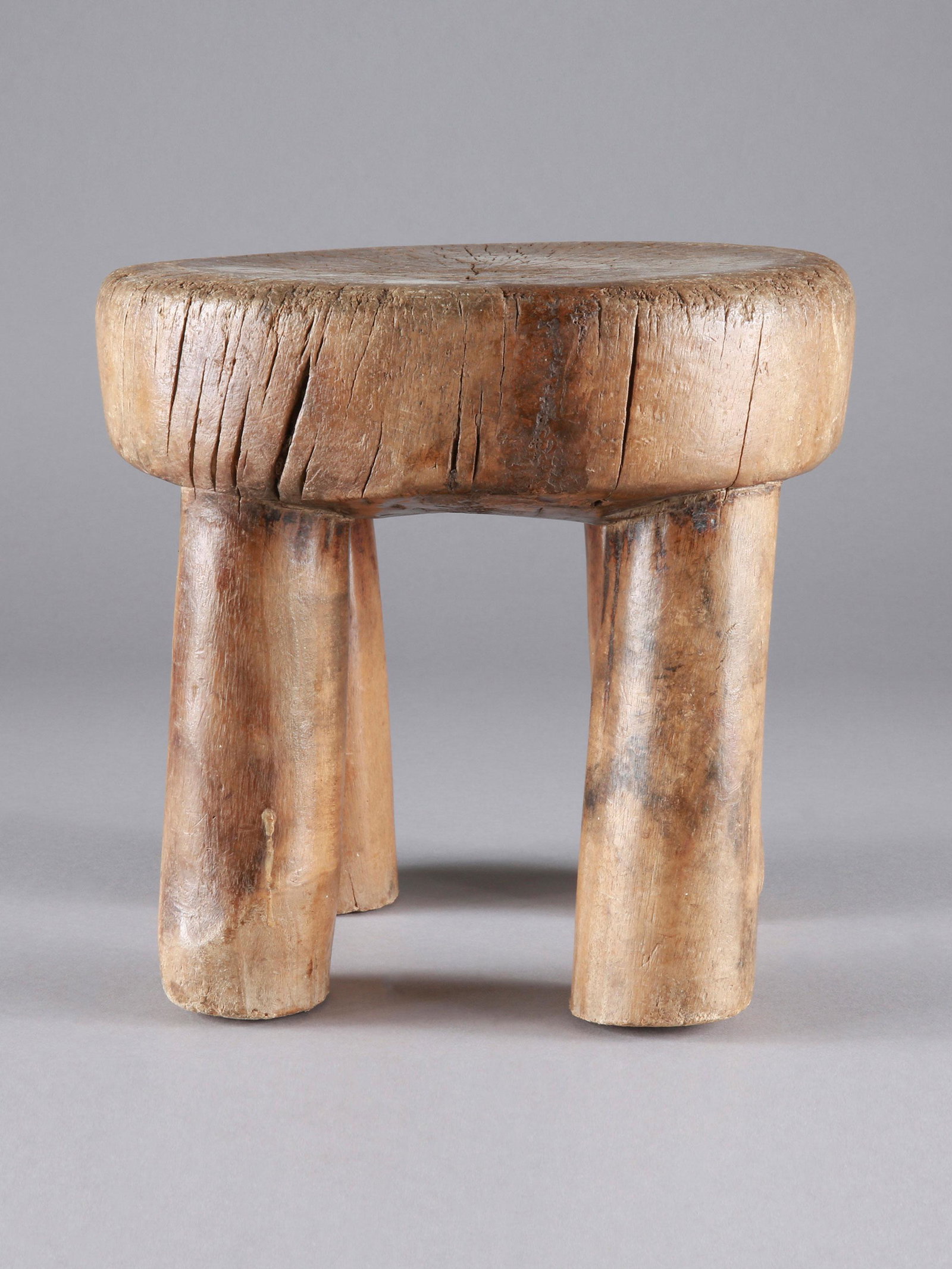 A Senufo Seat: Sitz Senufo, Côte d’Ivoire Ohne Sockel / without base Holz. H 24 cm. Ø 23 cm. Provenienz: Kurt Hösli-Brutschin (1928-2006), Basel. Die Verbindung von Nützlichem und Schönem wird insbesondere be