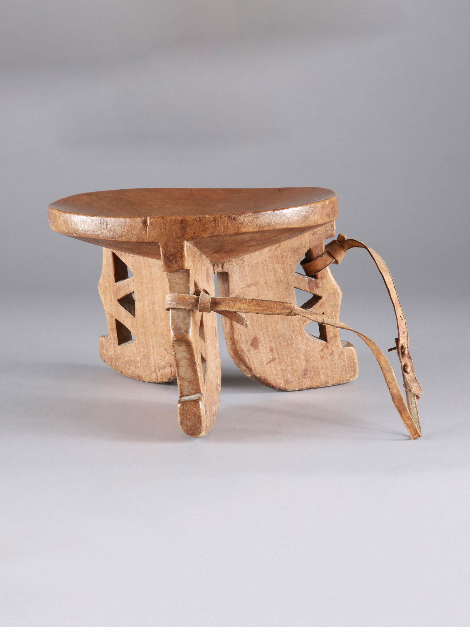 A Kamba Seat: Sitz Kamba, Kenia Ohne Sockel / without base Holz. H 18 cm. Ø 24,5 cm. Provenienz: Kurt Hösli-Brutschin (1928-2006), Basel. Die Verbindung von Nützlichem und Schönem wird insbesondere bei den kün