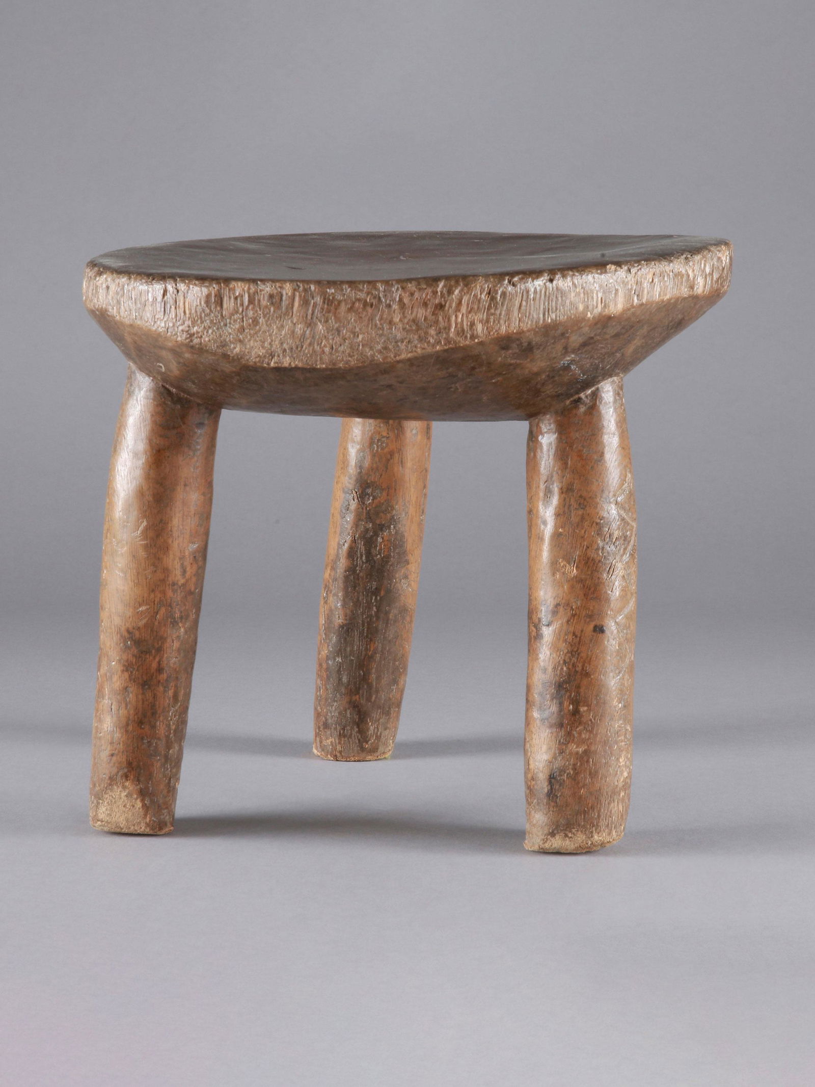 A Togolese Seat, Stool: Sitz Togo Ohne Sockel / without base Holz. H 23,5 cm. Provenienz: Kurt Hösli-Brutschin (1928-2006), Basel. Die Verbindung von Nützlichem und Schönem wird insbesondere bei den künstlerisch gestalte