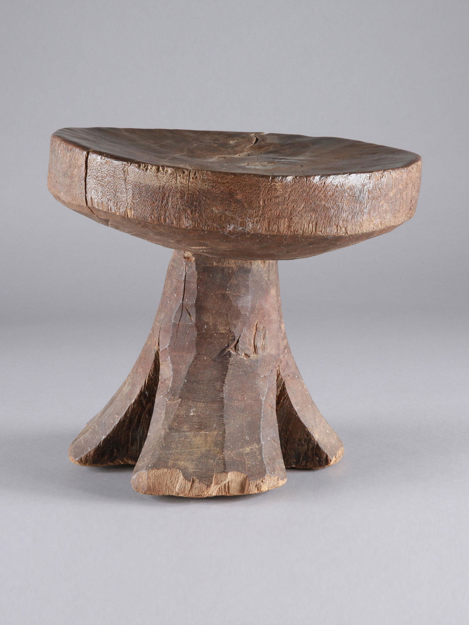 an Igbo Seat, Stool: Sitz Igbo, Nigeria Ohne Sockel / without base Holz. H 28 cm. Provenienz: Kurt Hösli-Brutschin (1928-2006), Basel. Die Verbindung von Nützlichem und Schönem wird insbesondere bei den künstlerisch g
