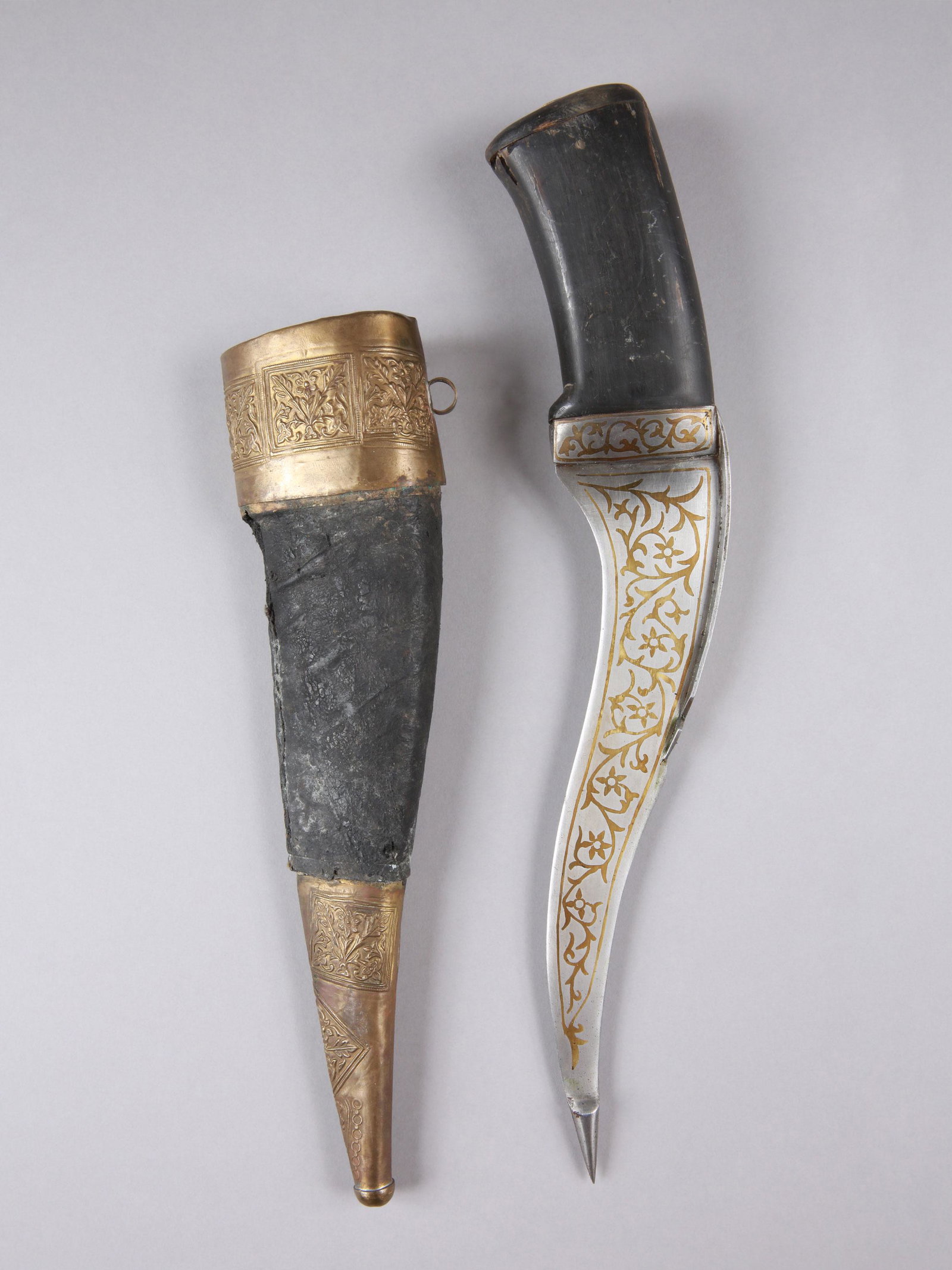 An Afghan Knife with scabbard, "kukri" (1 of 20)