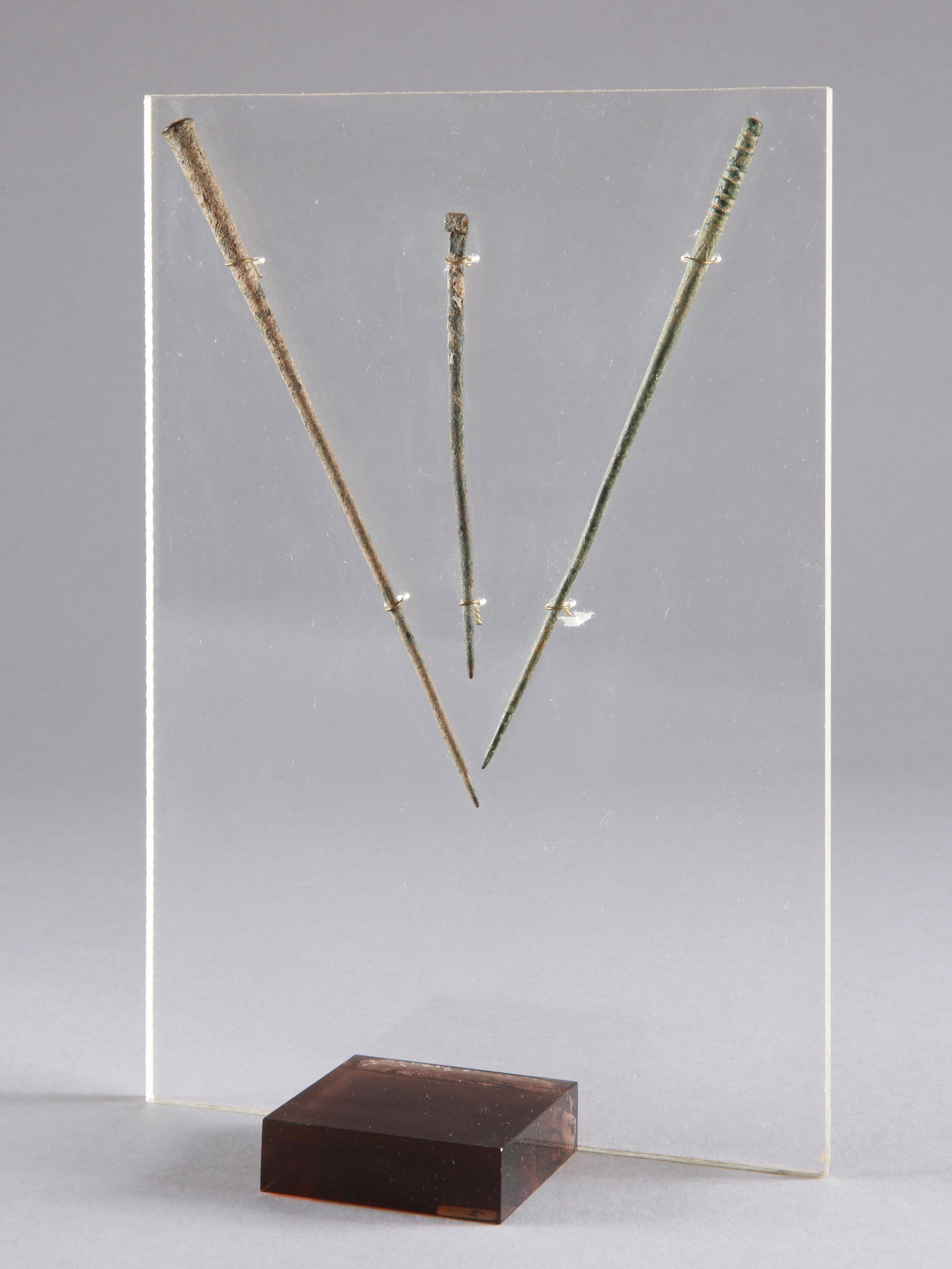 3 Mesopotamian Bronze Needles: 3 Bronze-Nadeln Luristan / Iran (?) Mit Sockel / with base Kupferlegierung. H 10 - 16 cm. Provenienz: Madeleine und Jean-Jacques Keller (bis 1980 Abidjan, danach Rheinfelden). CHF 100 / 200 EUR 86 / 1