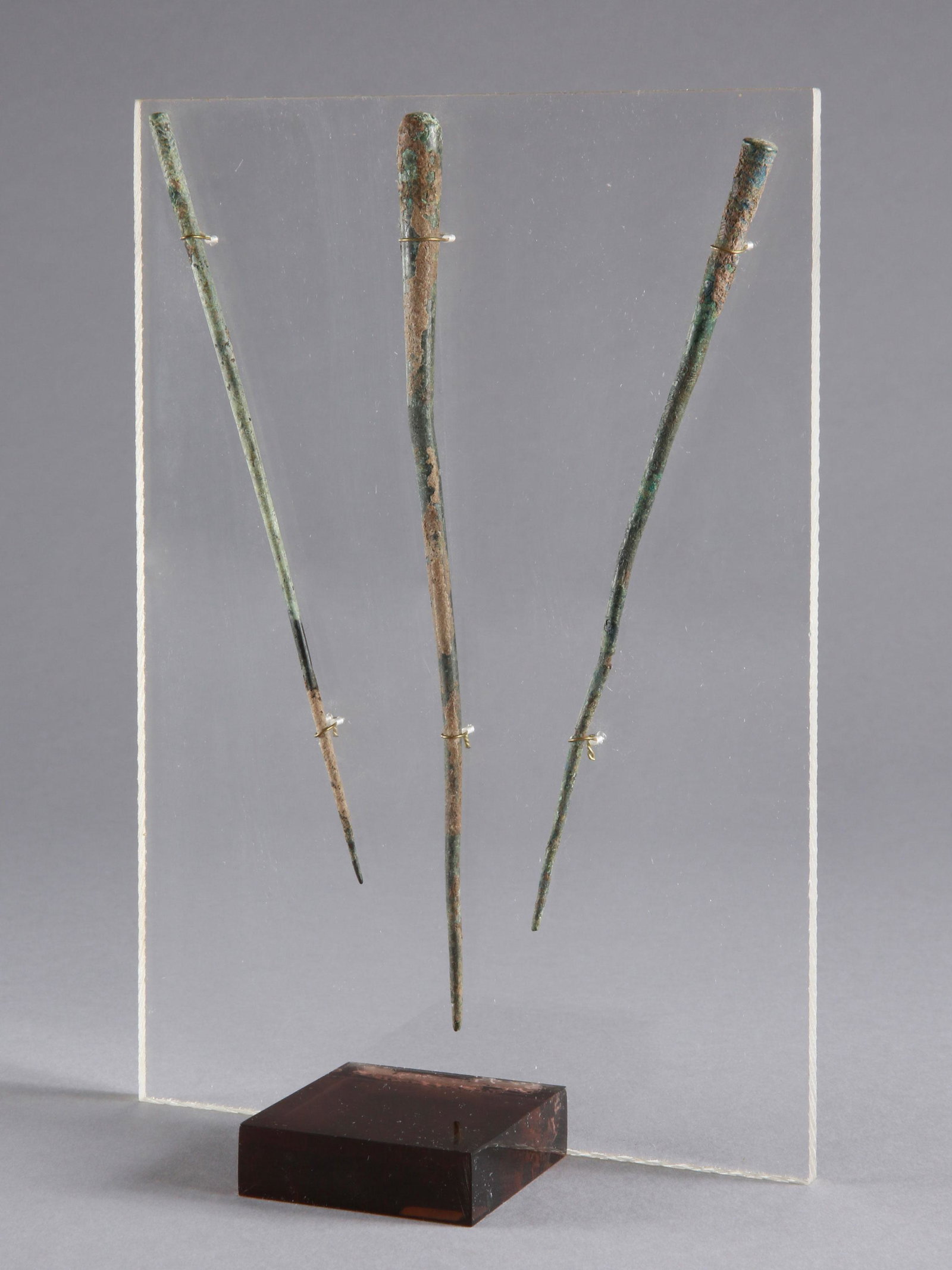 3 Mesopotamian Bronze Needles: 3 Bronze-Nadeln Luristan / Iran (?) Mit Sockel / with base Kupferlegierung. H 17 - 20 cm. Provenienz: Madeleine und Jean-Jacques Keller (bis 1980 Abidjan, danach Rheinfelden). CHF 100 / 200 EUR 86 / 1