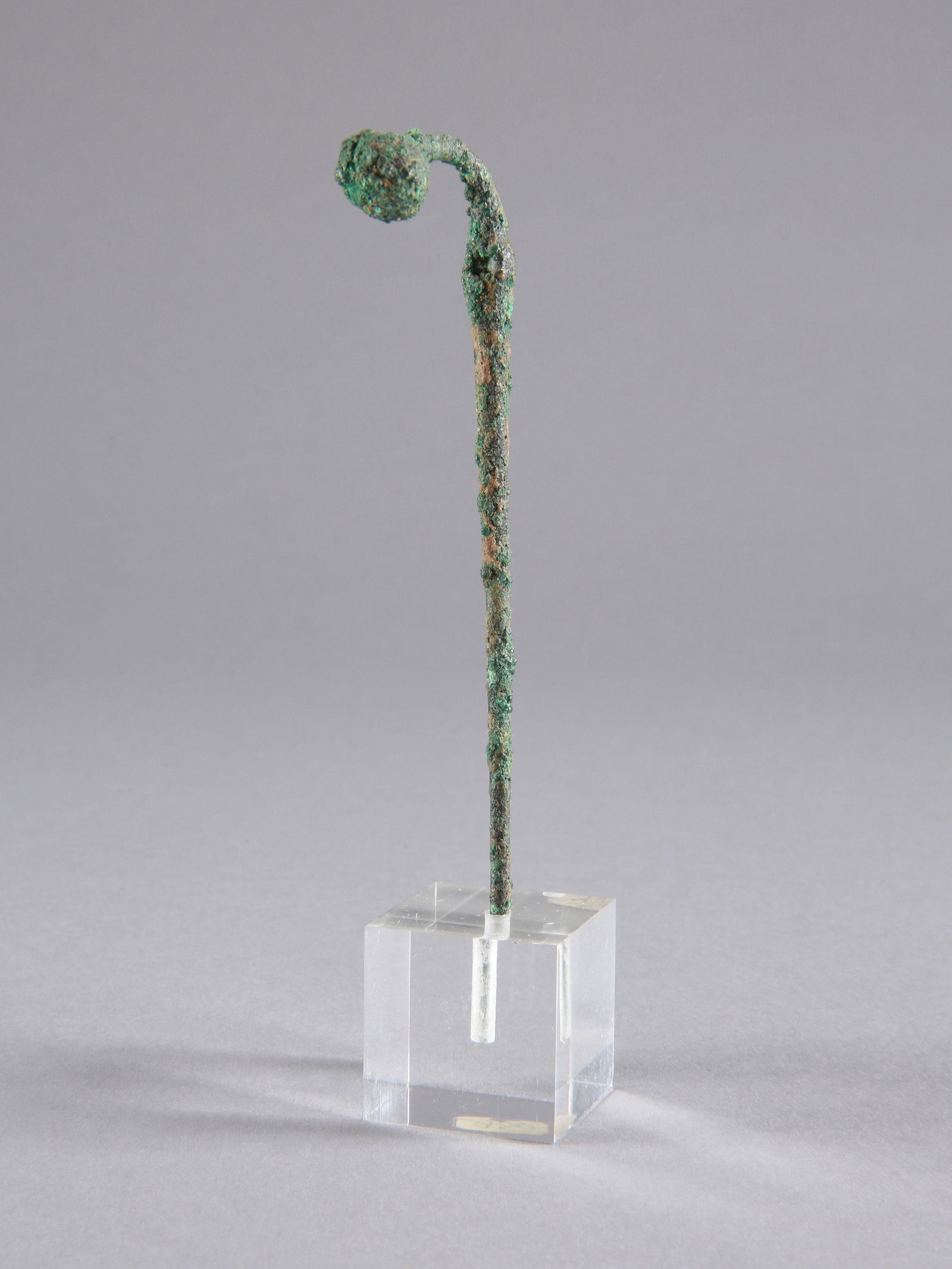 A Mesopotamian Bronze Needle: Bronze-Nadel Luristan / Iran (?) Mit Sockel / with base Kupferlegierung. H 9,5 cm. Provenienz: Madeleine und Jean-Jacques Keller (bis 1980 Abidjan, danach Rheinfelden). CHF 50 / 100 EUR 43 / 86