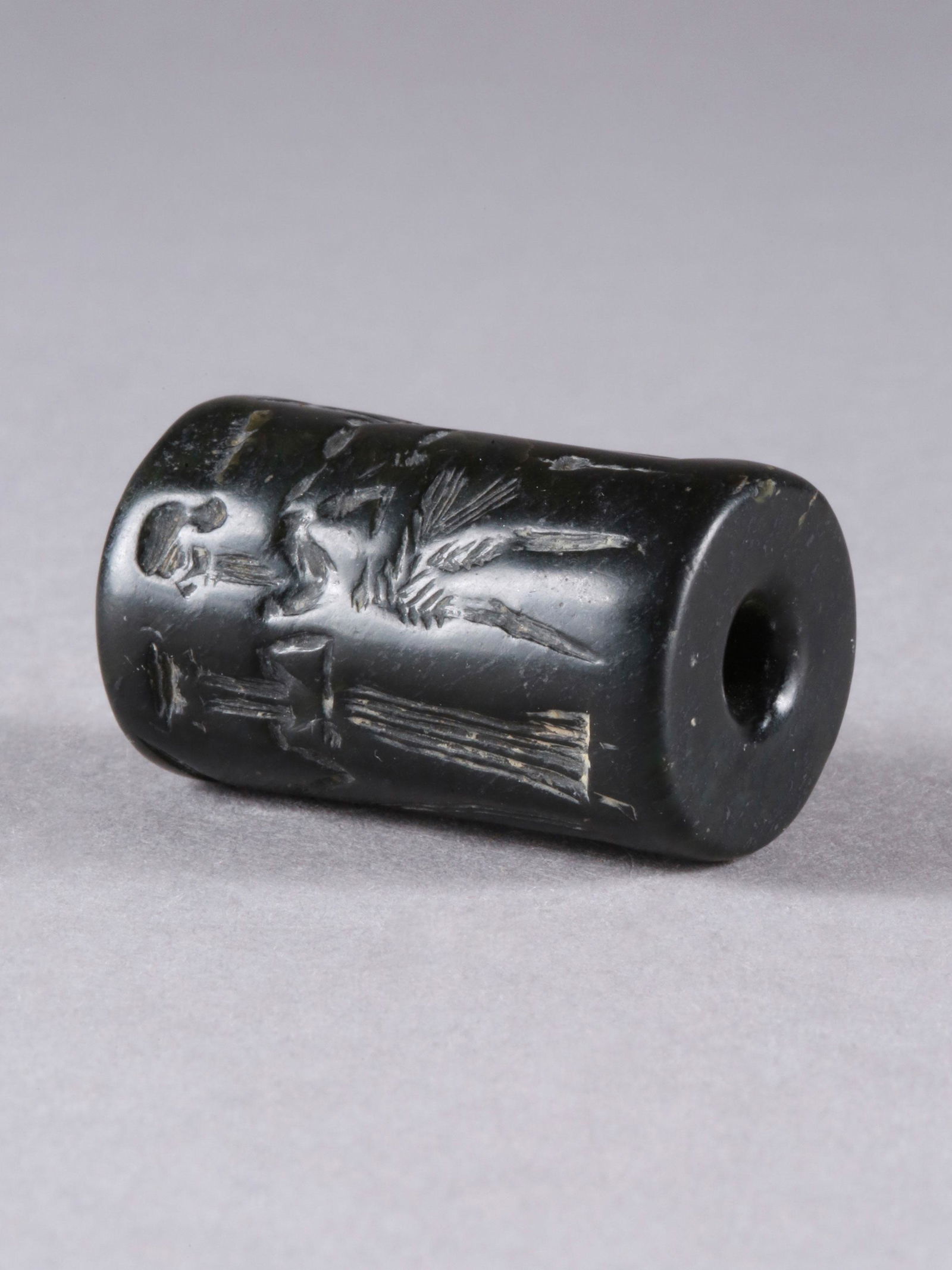 A Mesopotamian (?) Cylinder Seal: Rollsiegel Mesopotamisch (?) Ohne Sockel / without base Stein. H 4 cm. Provenienz: - Sir Jacob Epstein (1880-1959), London. - Christie's London, December 1961, Lot 267. - Carlo Monzino (1931-1996), Ca