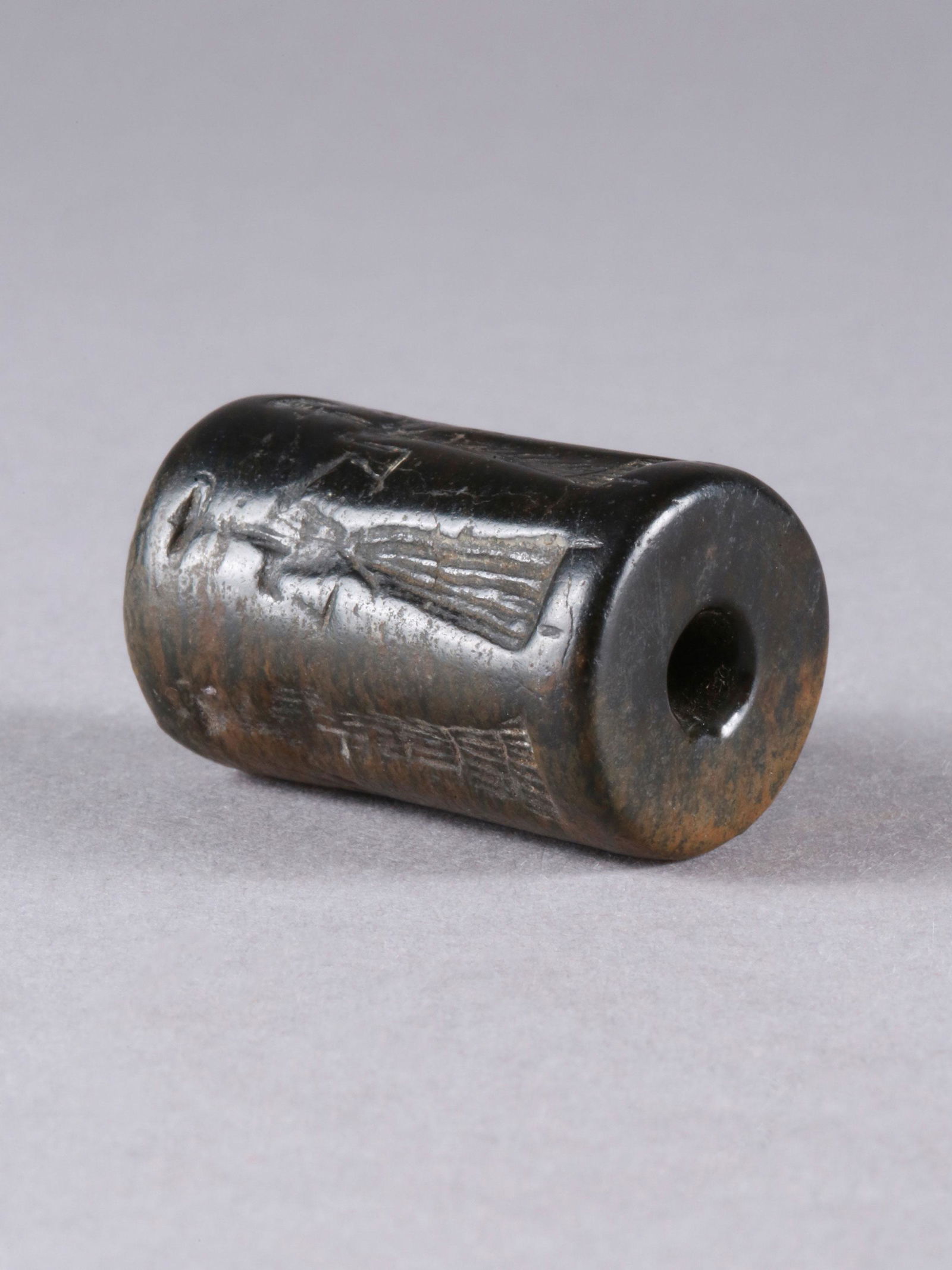 A Mesopotamian (?) Cylinder Seal: Rollsiegel Mesopotamisch (?) Ohne Sockel / without base Stein. H 3,5 cm. Provenienz: - Sir Jacob Epstein (1880-1959), London. - Christie's London, December 1961, Lot 267. - Carlo Monzino (1931-1996),