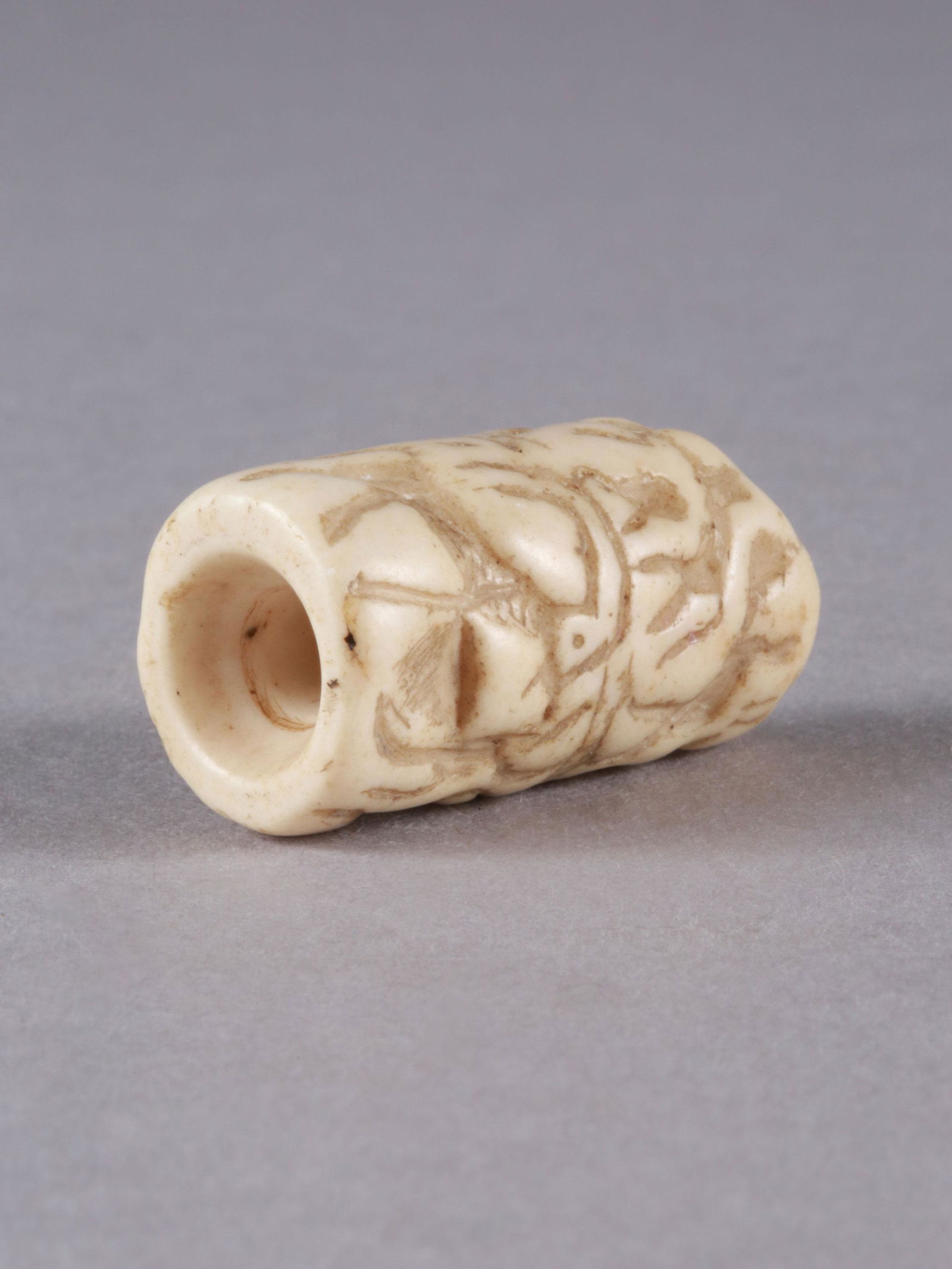 A Mesopotamian Cylinder Seal: Rollsiegel Mesopotamisch Ohne Sockel / without base Stein. H 3,5 cm. Provenienz: - Sir Jacob Epstein (1880-1959), London. - Carlo Monzino (1931-1996), Castagnola. Publiziert: Bassani, Ezio / McLeod, M