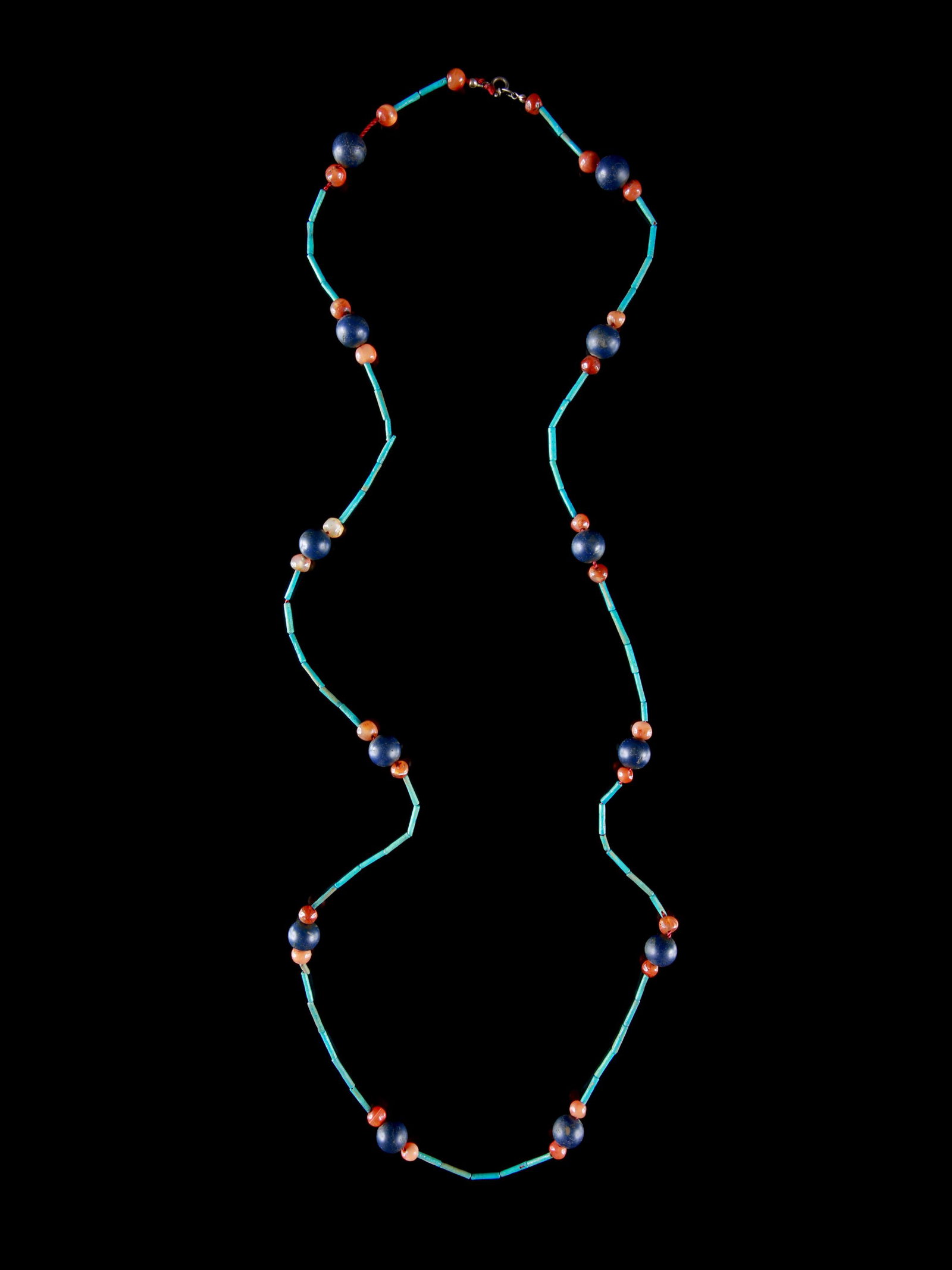An Egyptian Faience Beads Necklace: Fayenceperlen-Collier Ägyptisch Ohne Sockel / without base Fayence. L 56 cm. Provenienz: Peter Stettler (1939-1998) und Erica Stettler-Schnell (1940-2019). Die Sammlung aussereuropäischer Kunst von 