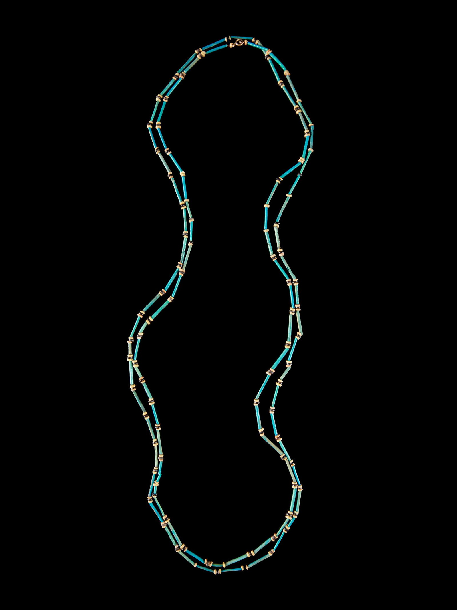 An Egyptian Faience Beads Necklace: Fayenceperlen-Collier Ägyptisch Ohne Sockel / without base Fayence. L 105 cm. Provenienz: Peter Stettler (1939-1998) und Erica Stettler-Schnell (1940-2019). Die Sammlung aussereuropäischer Kunst von