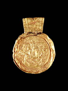 A Greek Pendant with Gorgon Head in Relief: Gold-Anhänger mit Reliefdarstellung eines Gorgonen-Kopfes Griechisch Ohne Sockel / without base Gold. H 6 cm. Ø 4 cm. Provenienz: - Sir Jacob Epstein (1880-1959), London. - Carlo Monzino (1931-1996)