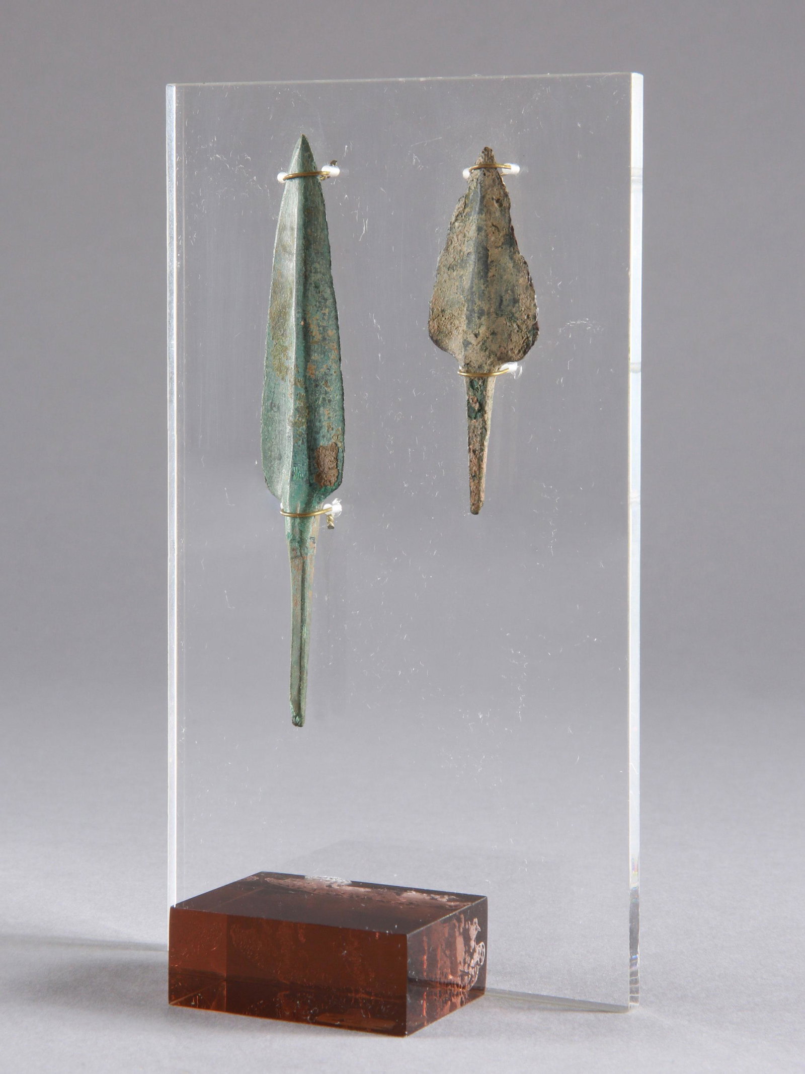 2 Greek (?) Arrowheads: 2 Pfeilspitzen Griechisch (?) Mit Sockel / with base Kupferlegierung. H 5,5 - 9,5 cm. Provenienz: Madeleine und Jean-Jacques Keller (bis 1980 Abidjan, danach Rheinfelden). CHF 50 / 100 EUR 43 / 86