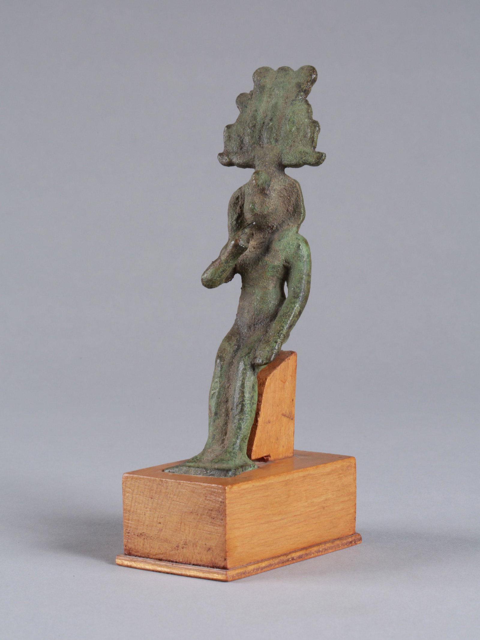 An Egyptian Style Harpocrates Statuette, Handycraft: Harpokrates, Kunstgewerbe Ägyptisch Mit Sockel / with base Kupferlegierung. H 13 cm. Provenienz: Madeleine und Jean-Jacques Keller (bis 1980 Abidjan, danach Rheinfelden). Nicht authentisch - Kauf auf
