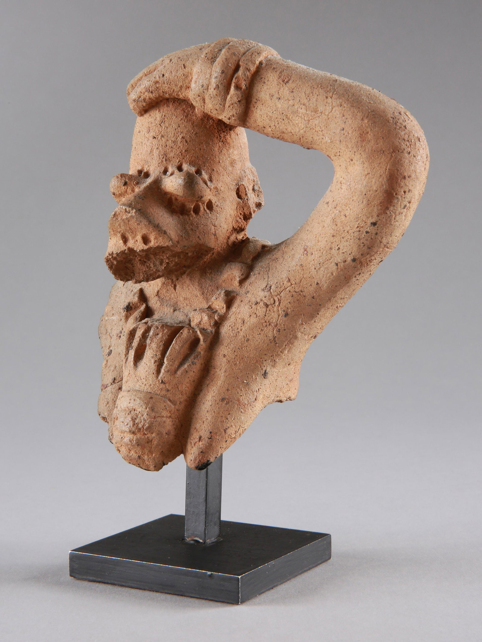 A Djenne Bust, Fragment of a Terracotta Figure: Büste, Fragment einer Figur Djenne, Mali Mit Sockel / with base Terrakotta. H 13 cm. B 11 cm. Provenienz: Denise David (1928-2011), Zürich. Thermolumineszenz-Altersbestimmung: 300 Jahre (+/- 25 %). 