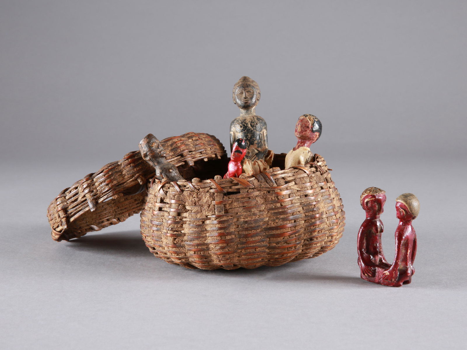 5 Soothsayers Figures in woven Basket with Lid (1 of 11)