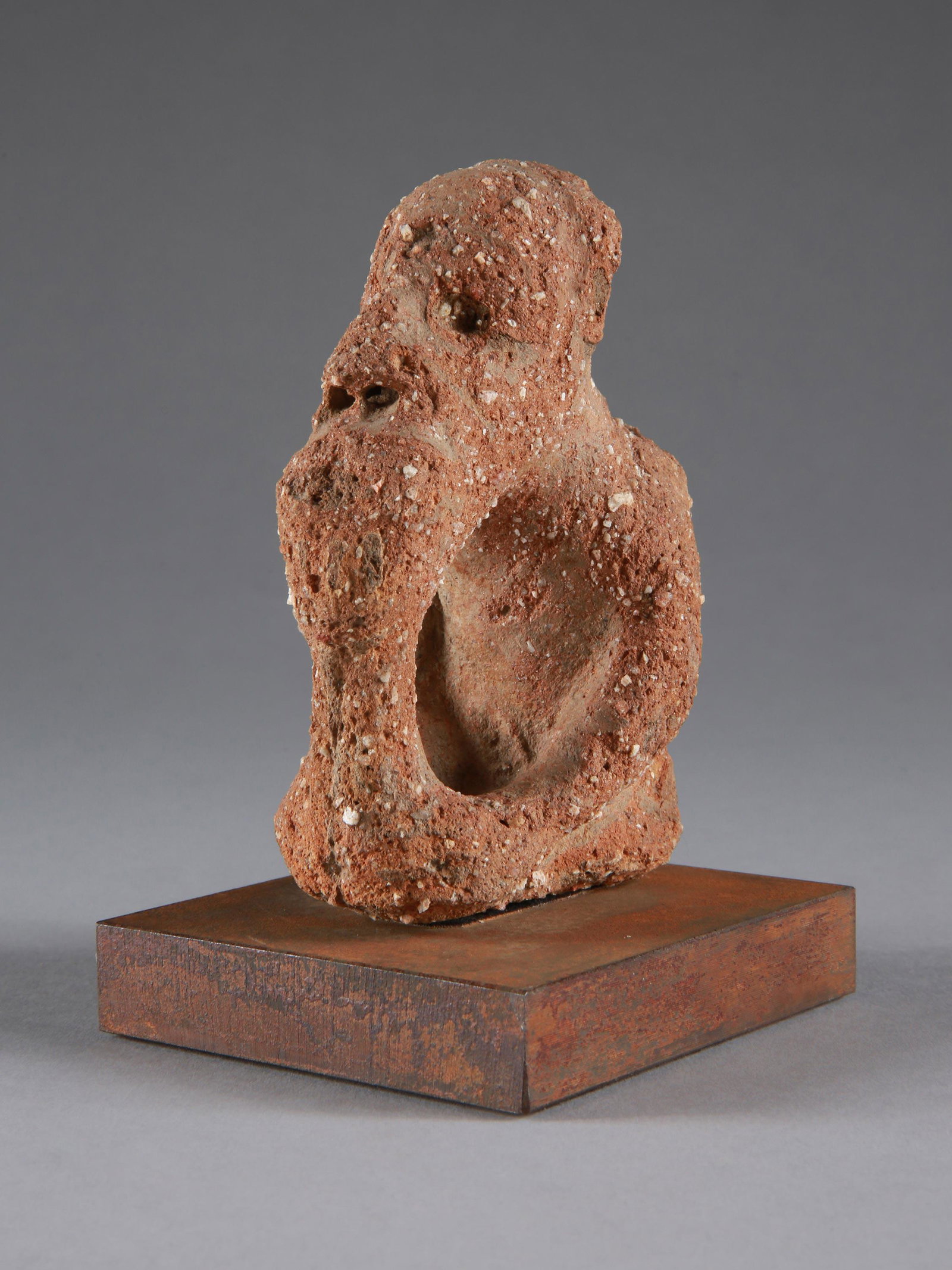 A Nok Bust: Büste Nok, Nigeria Mit Sockel / with base Terrakotta. H 10,5 cm. Provenienz: Galerie Walu, Zürich (1993). Thermolumineszenz-Altersbestimmung: 2400 Jahre (+/- 20 %). Die Bezeichnung „Nok“ geht di