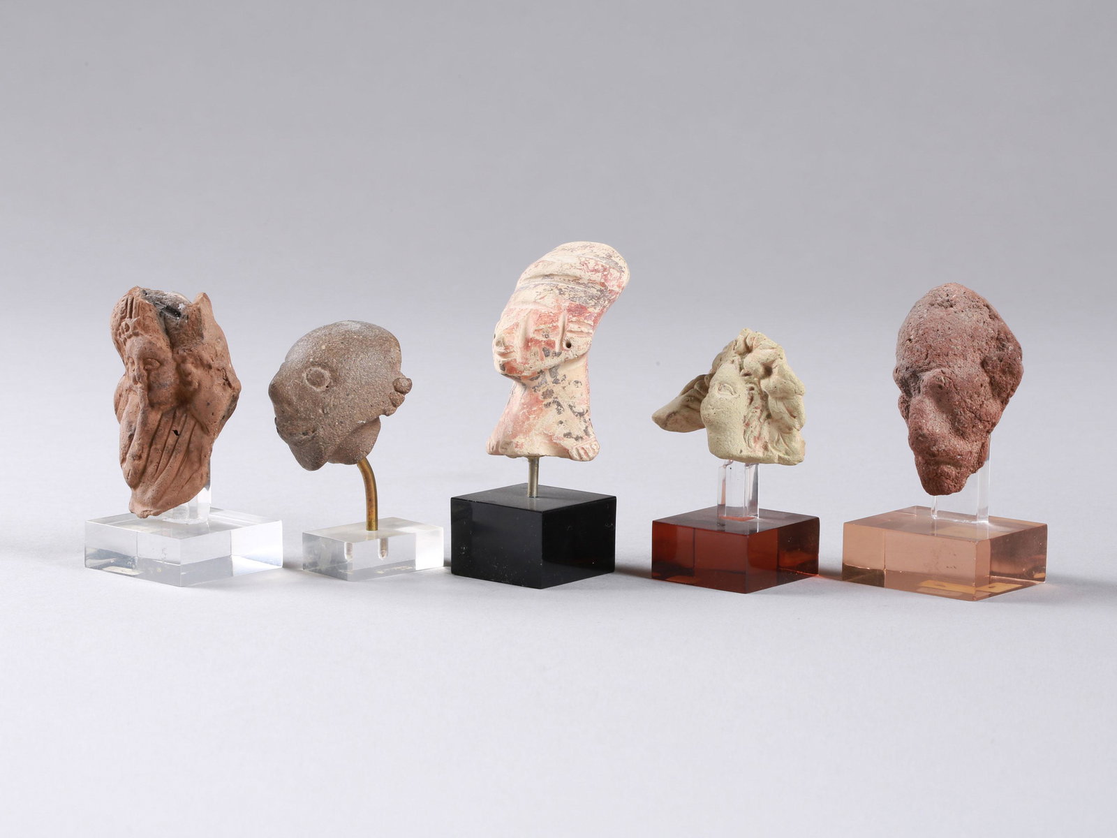 5 Miniature Terracotta Heads: 5 Miniatur-Köpfe div. Kulturen Mit Sockel / with base Keramik. H 3 - 5,5 cm. Provenienz: Madeleine und Jean-Jacques Keller (bis 1980 Abidjan, danach Rheinfelden). CHF 100 / 200 EUR 86 / 172